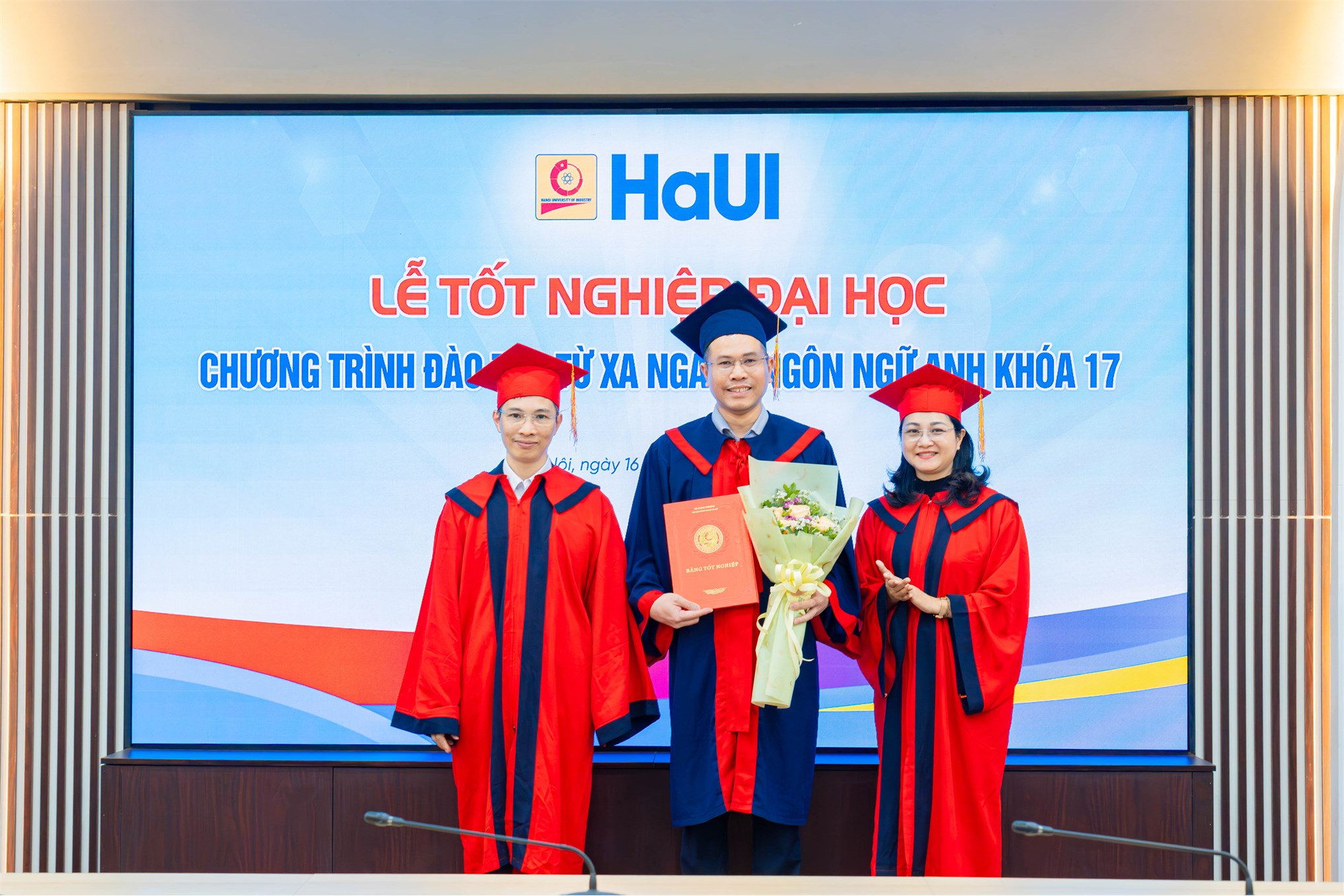 Lễ tốt nghiệp và trao bằng cho sinh viên trình độ đại học theo hình thức đào tạo từ xa khóa 17 ngành Ngôn ngữ Anh