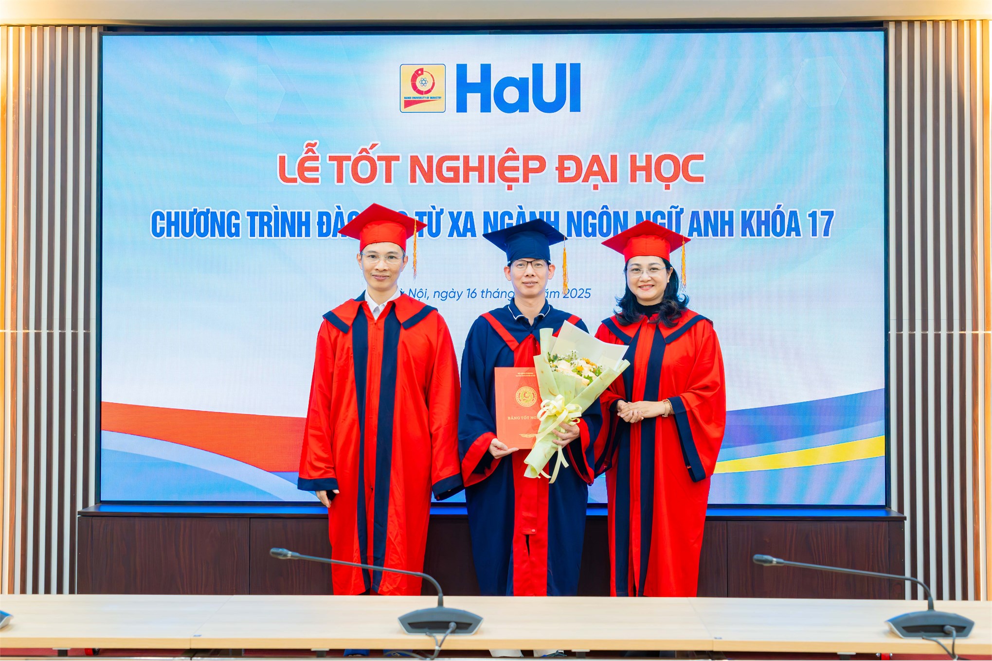 Lễ tốt nghiệp và trao bằng cho sinh viên trình độ đại học theo hình thức đào tạo từ xa khóa 17 ngành Ngôn ngữ Anh