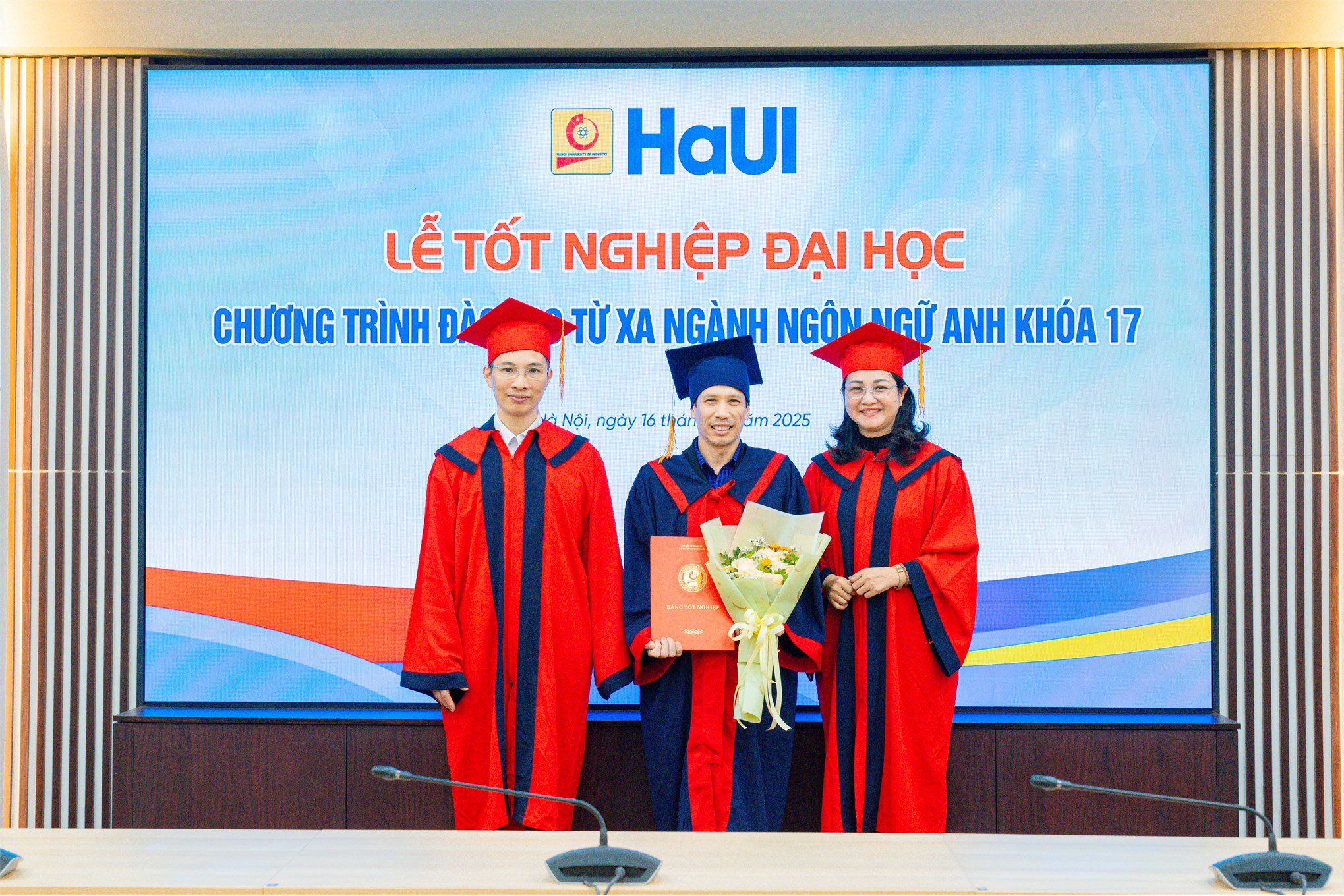 Lễ tốt nghiệp và trao bằng cho sinh viên trình độ đại học theo hình thức đào tạo từ xa khóa 17 ngành Ngôn ngữ Anh