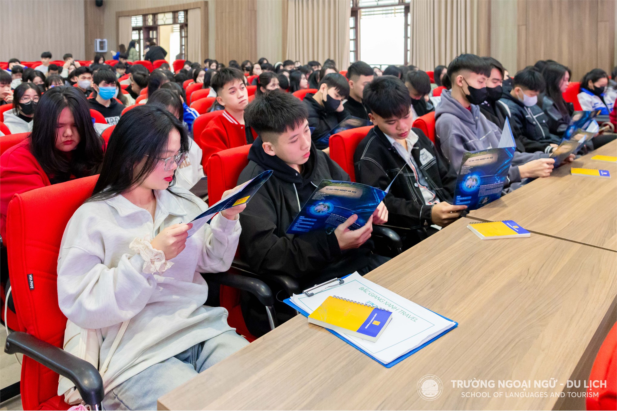 Học sinh THPT Tân Yên số 2, Bắc Giang hào hứng trải nghiệm môi trường học năng động tại Trường Ngoại ngữ - Du lịch