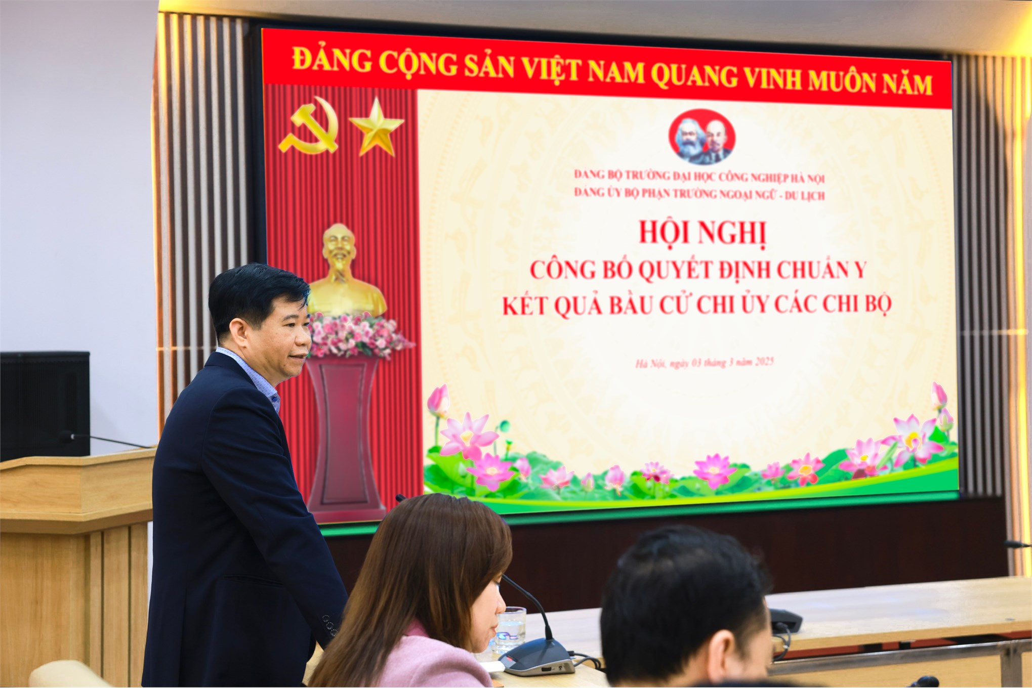 Công bố Quyết định chuẩn y chức danh Bí thư, Phó Bí thư, Chi ủy viên các Chi bộ thuộc Đảng bộ bộ phận Trường Ngoại ngữ - Du lịch, nhiệm kỳ 2025 - 2030