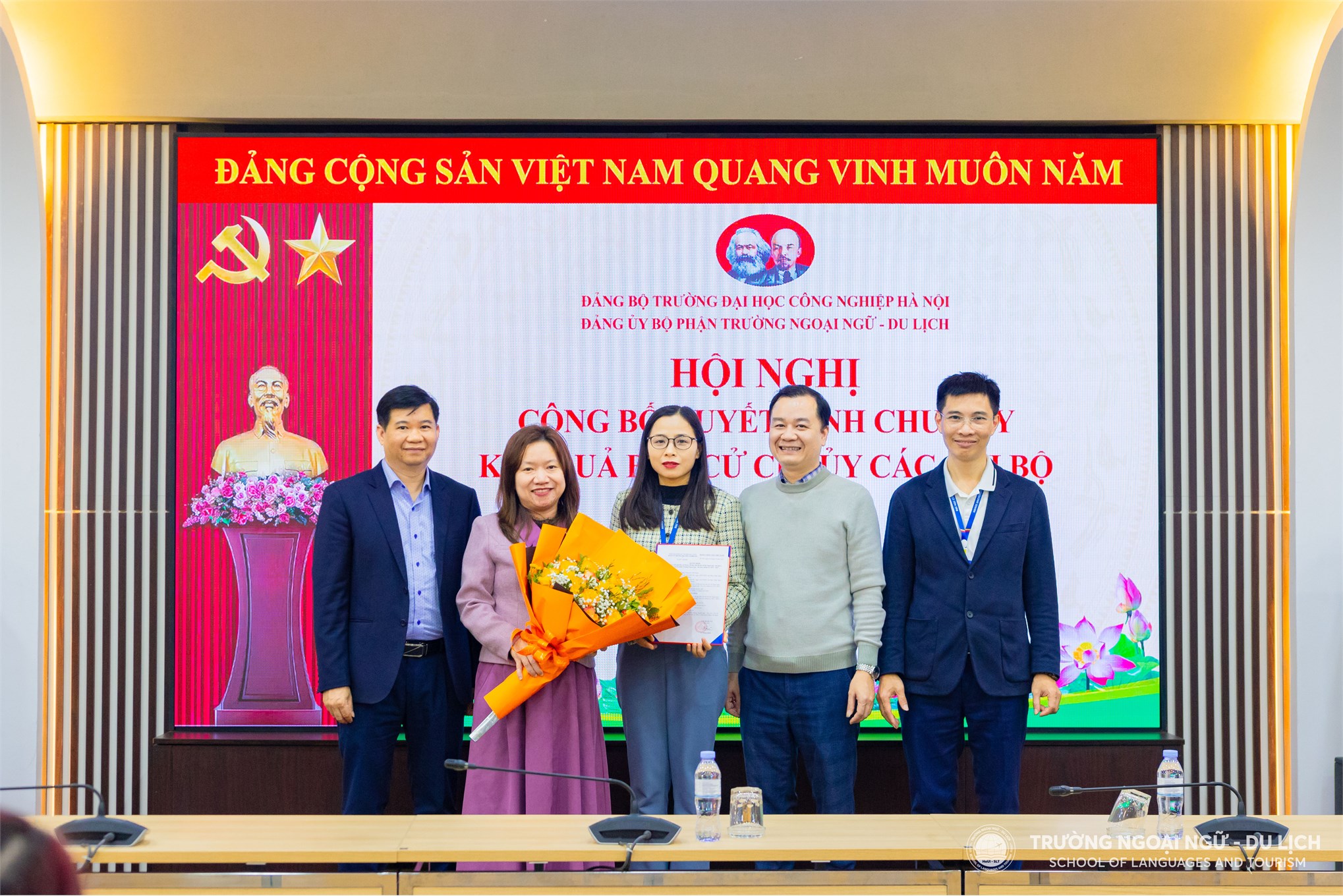 Công bố Quyết định chuẩn y chức danh Bí thư, Phó Bí thư, Chi ủy viên các Chi bộ thuộc Đảng bộ bộ phận Trường Ngoại ngữ - Du lịch, nhiệm kỳ 2025 - 2030