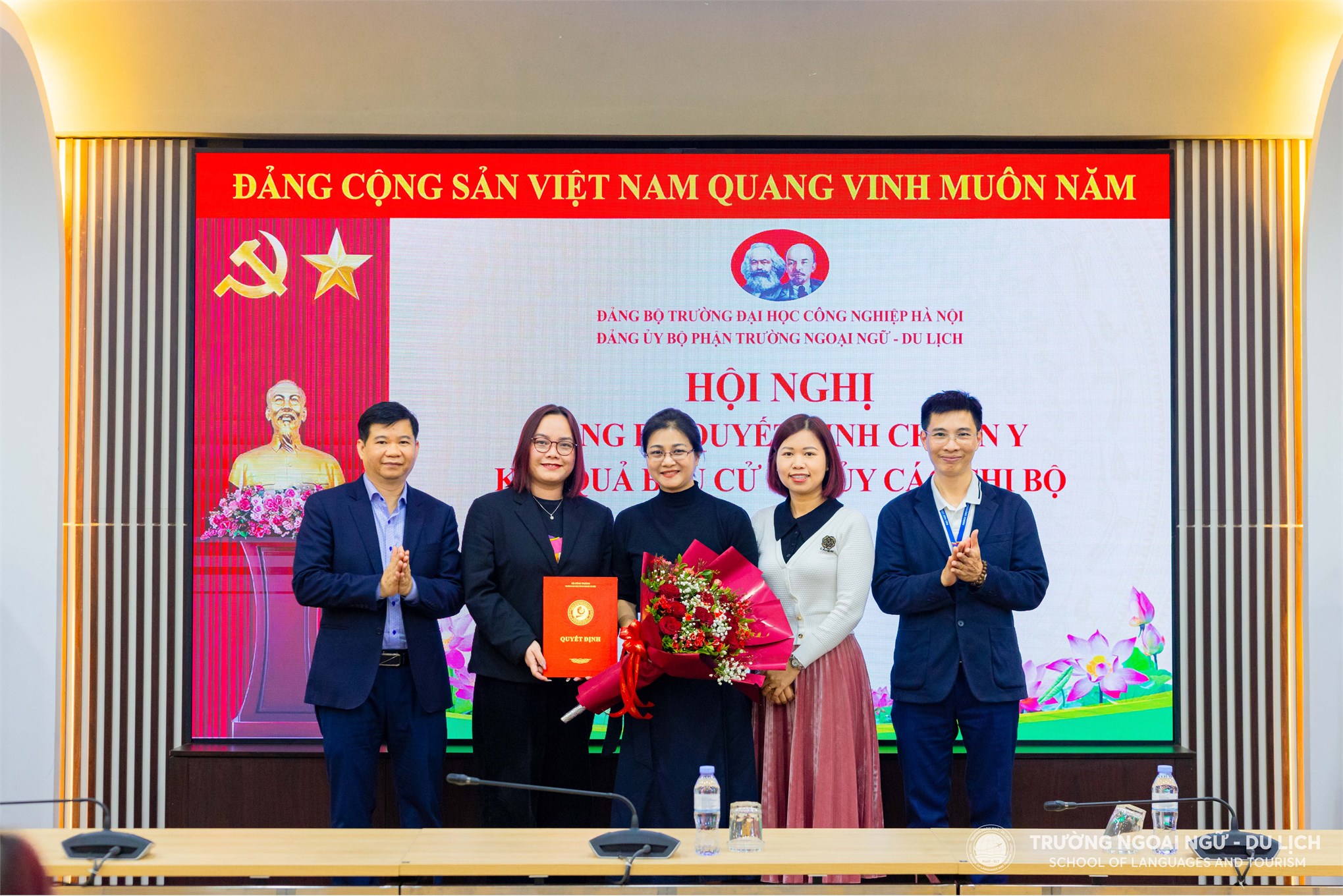 Công bố Quyết định chuẩn y chức danh Bí thư, Phó Bí thư, Chi ủy viên các Chi bộ thuộc Đảng bộ bộ phận Trường Ngoại ngữ - Du lịch, nhiệm kỳ 2025 - 2030