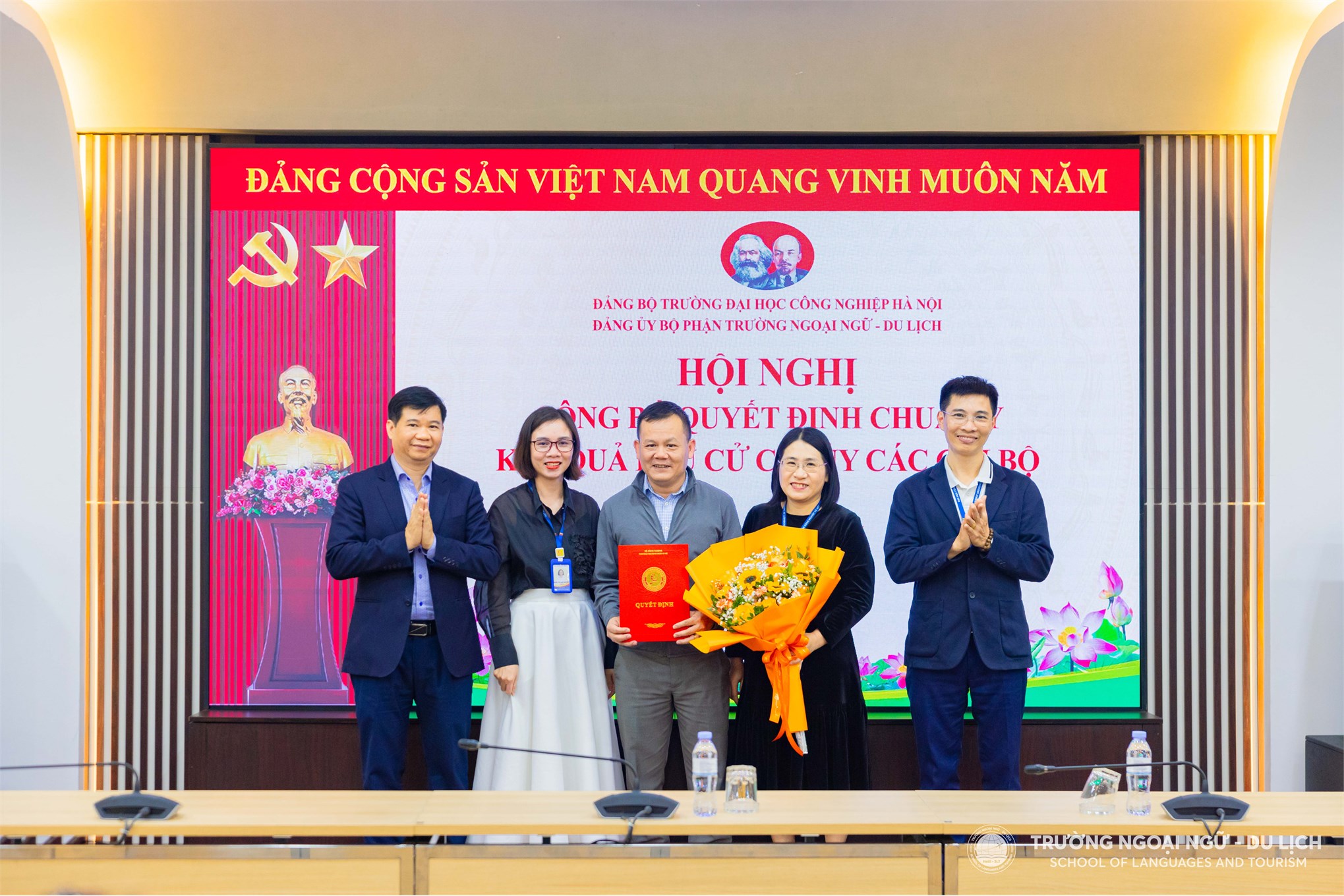 Công bố Quyết định chuẩn y chức danh Bí thư, Phó Bí thư, Chi ủy viên các Chi bộ thuộc Đảng bộ bộ phận Trường Ngoại ngữ - Du lịch, nhiệm kỳ 2025 - 2030