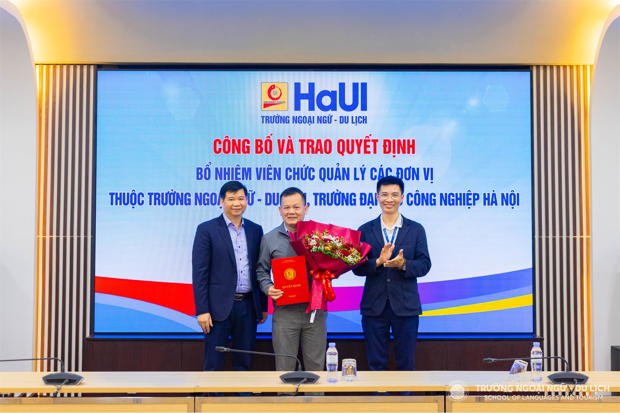 Trường Ngoại ngữ - Du lịch (HaUI) trao quyết định bổ nhiệm viên chức quản lý các đơn vị