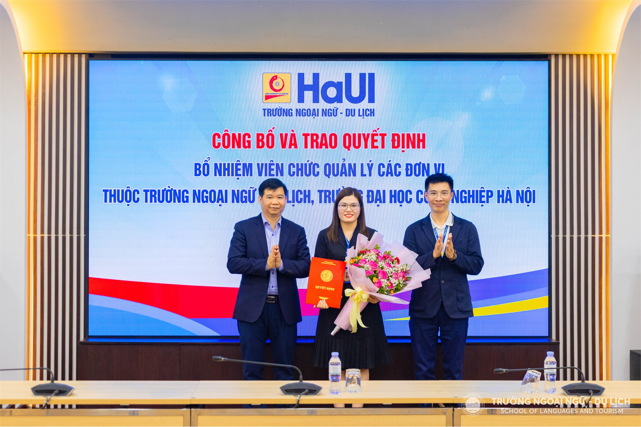 Trường Ngoại ngữ - Du lịch (HaUI) trao quyết định bổ nhiệm viên chức quản lý các đơn vị