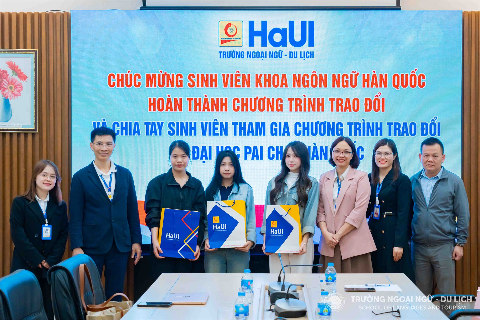 Gặp mặt, chúc mừng sinh viên Khoa Ngôn ngữ Hàn Quốc đã hoàn thành chương trình trao đổi và chia tay sinh viên chuẩn bị tham gia chương trình trao đổi tại Đại học Pai Chai, Hàn Quốc