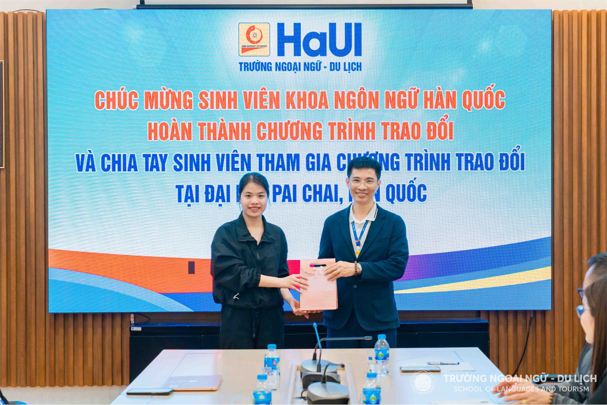 Gặp mặt, chúc mừng sinh viên Khoa Ngôn ngữ Hàn Quốc đã hoàn thành chương trình trao đổi và chia tay sinh viên chuẩn bị tham gia chương trình trao đổi tại Đại học Pai Chai, Hàn Quốc