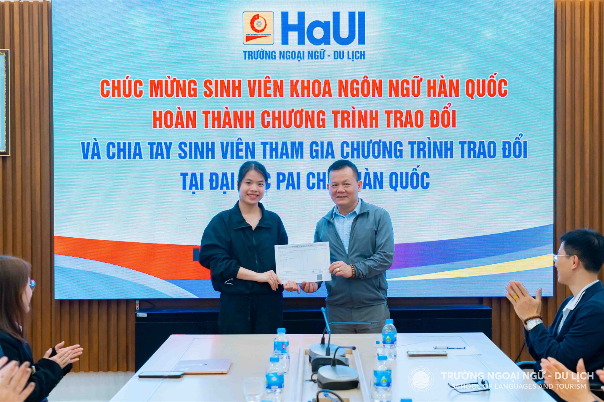 Gặp mặt, chúc mừng sinh viên Khoa Ngôn ngữ Hàn Quốc đã hoàn thành chương trình trao đổi và chia tay sinh viên chuẩn bị tham gia chương trình trao đổi tại Đại học Pai Chai, Hàn Quốc