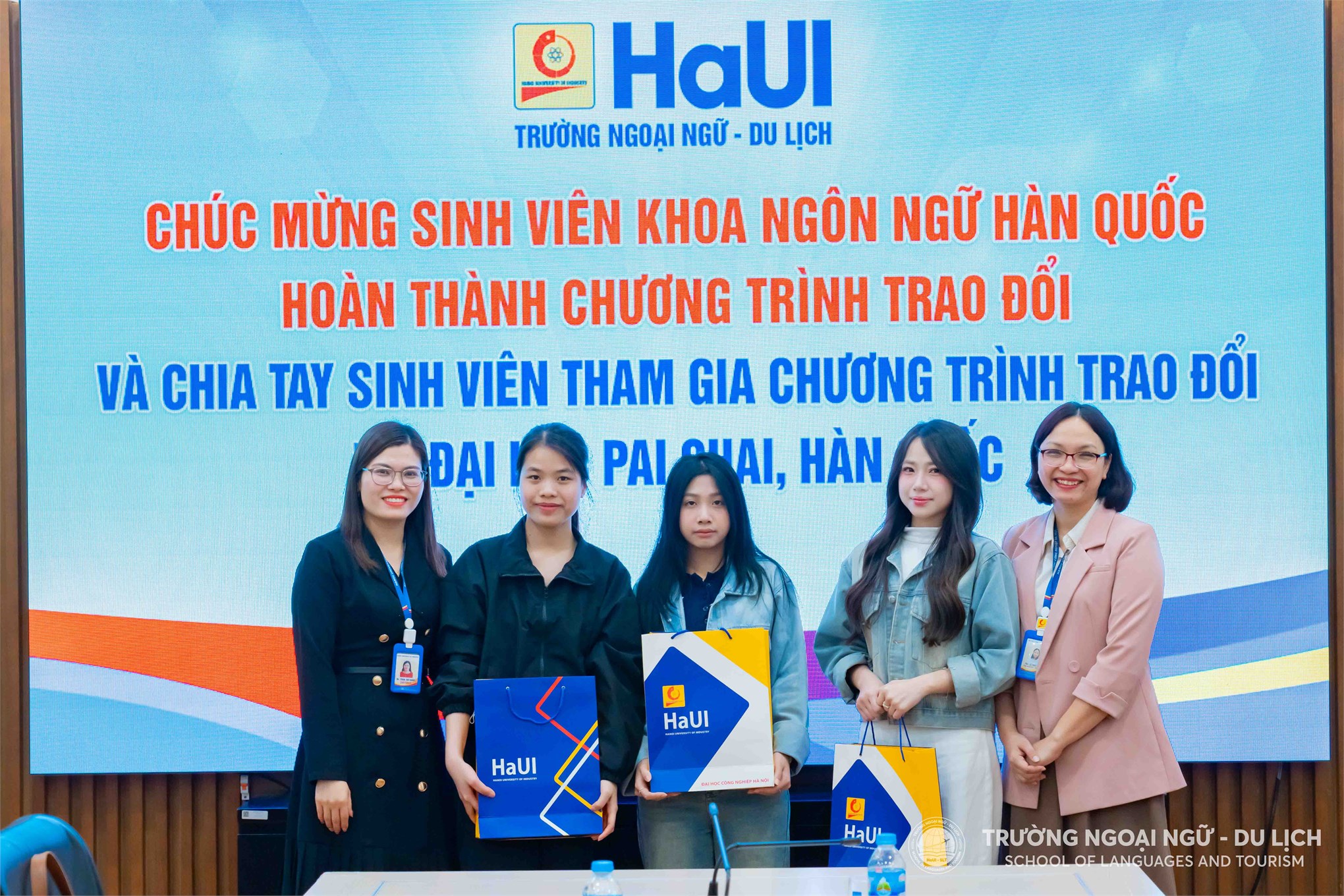 Gặp mặt, chúc mừng sinh viên Khoa Ngôn ngữ Hàn Quốc đã hoàn thành chương trình trao đổi và chia tay sinh viên chuẩn bị tham gia chương trình trao đổi tại Đại học Pai Chai, Hàn Quốc