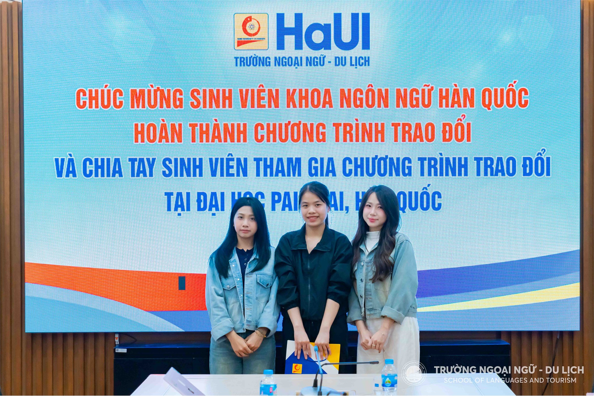 Gặp mặt, chúc mừng sinh viên Khoa Ngôn ngữ Hàn Quốc đã hoàn thành chương trình trao đổi và chia tay sinh viên chuẩn bị tham gia chương trình trao đổi tại Đại học Pai Chai, Hàn Quốc