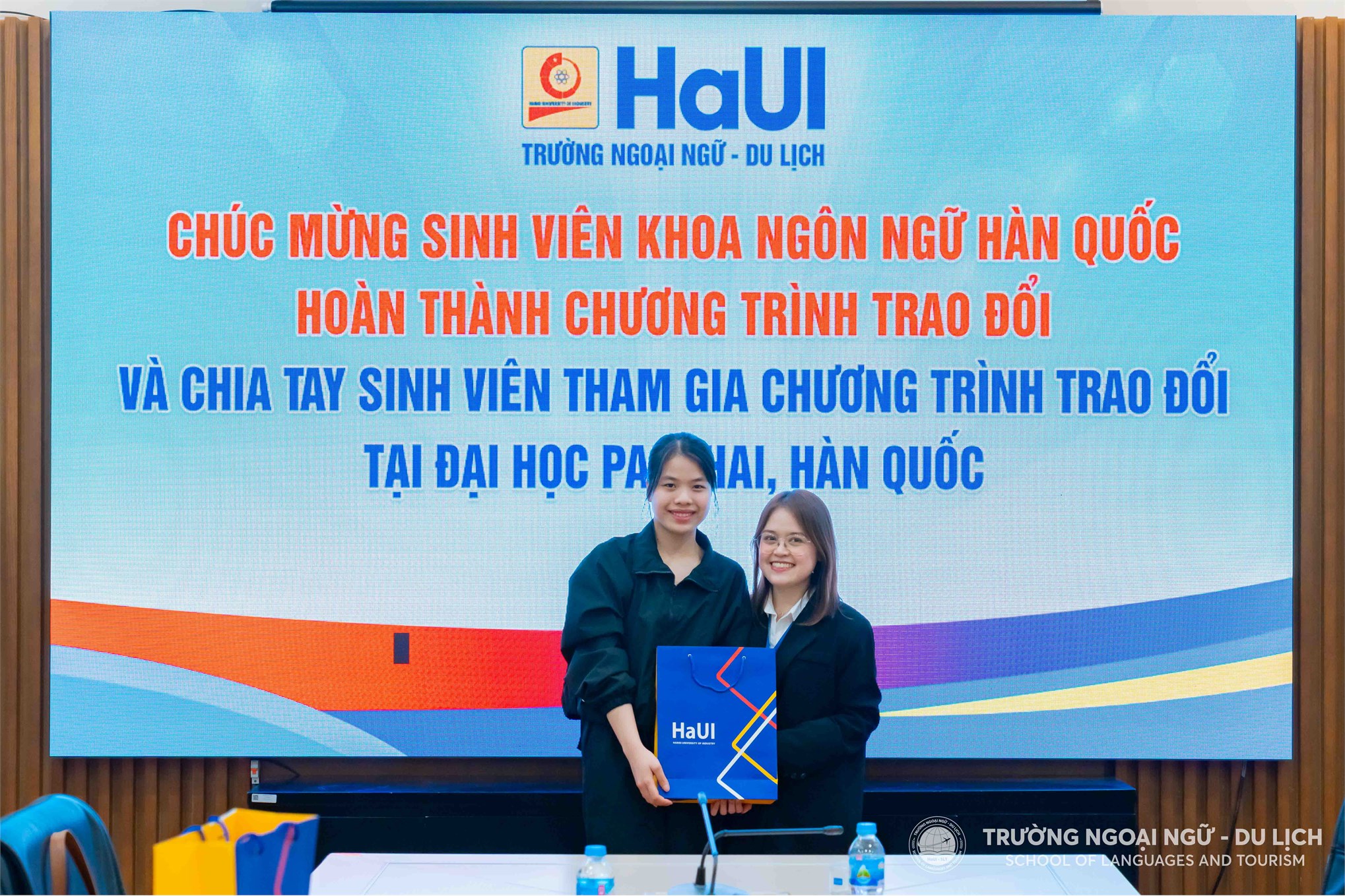 Gặp mặt, chúc mừng sinh viên Khoa Ngôn ngữ Hàn Quốc đã hoàn thành chương trình trao đổi và chia tay sinh viên chuẩn bị tham gia chương trình trao đổi tại Đại học Pai Chai, Hàn Quốc