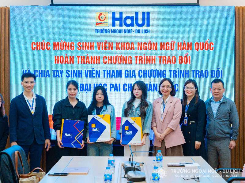 Gặp mặt, chúc mừng sinh viên Khoa Ngôn ngữ Hàn Quốc đã hoàn thành chương trình trao đổi và chia tay sinh viên chuẩn bị tham gia chương trình trao đổi tại Đại học Pai Chai, Hàn Quốc