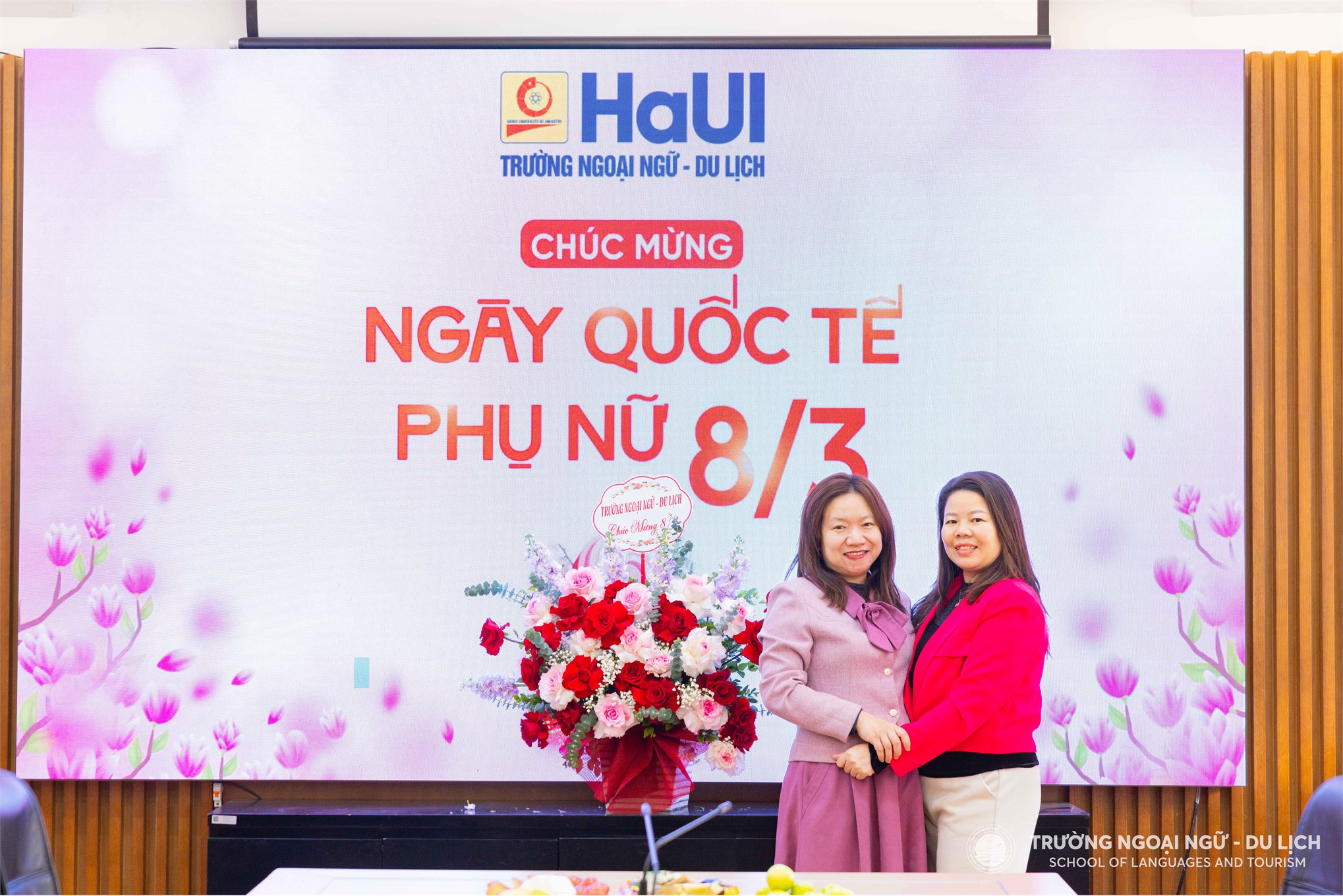 Trường Ngoại ngữ - Du lịch gặp mặt chúc mừng nữ cán bộ, viên chức, người lao động nhân ngày Quốc tế phụ nữ 08/3