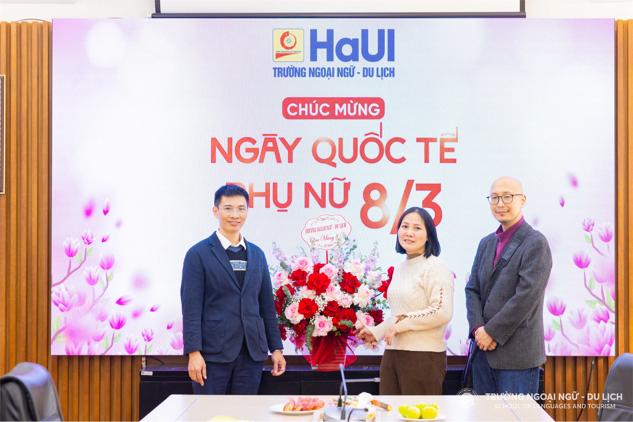 Trường Ngoại ngữ - Du lịch gặp mặt chúc mừng nữ cán bộ, viên chức, người lao động nhân ngày Quốc tế phụ nữ 08/3