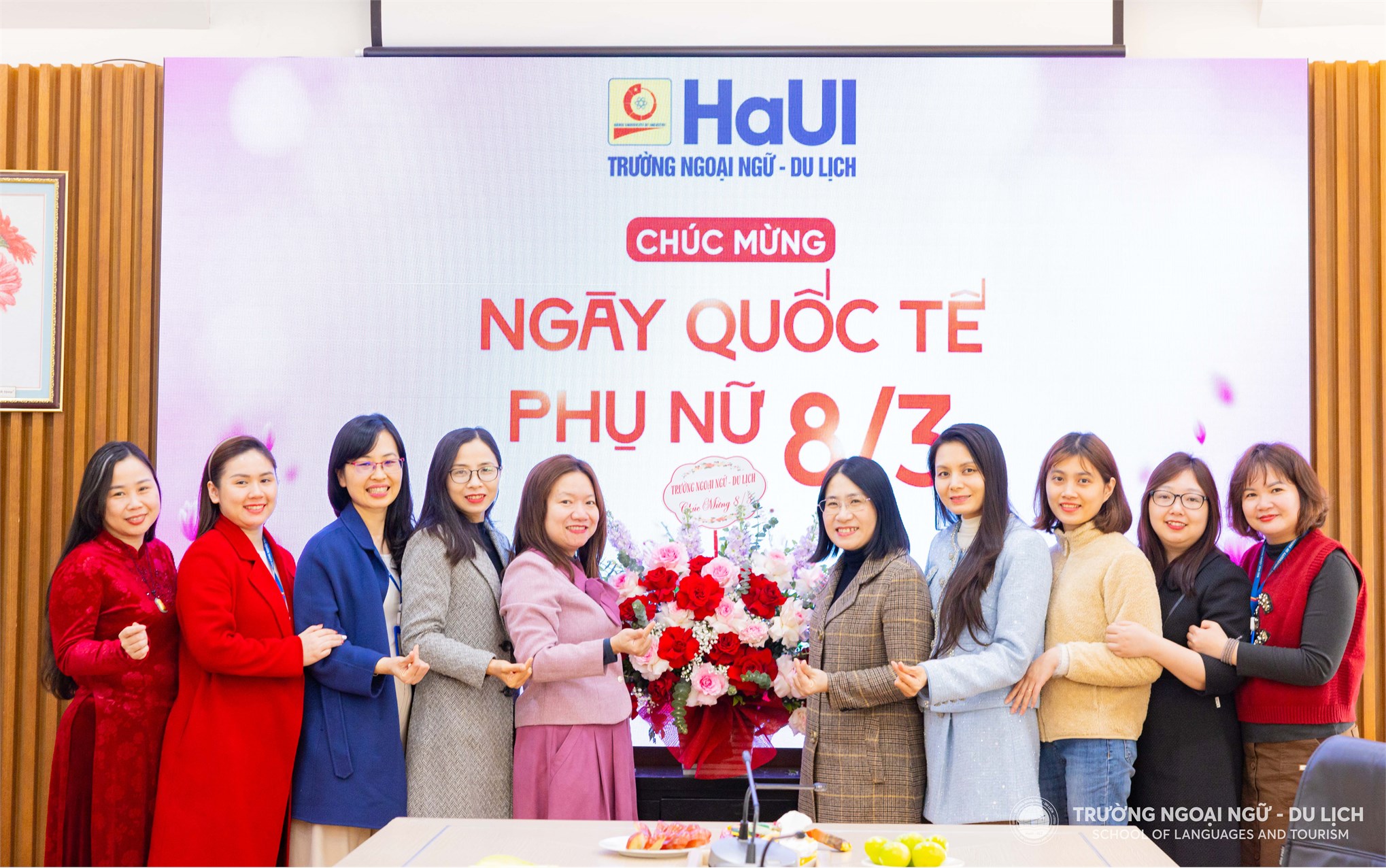 Trường Ngoại ngữ - Du lịch gặp mặt chúc mừng nữ cán bộ, viên chức, người lao động nhân ngày Quốc tế phụ nữ 08/3