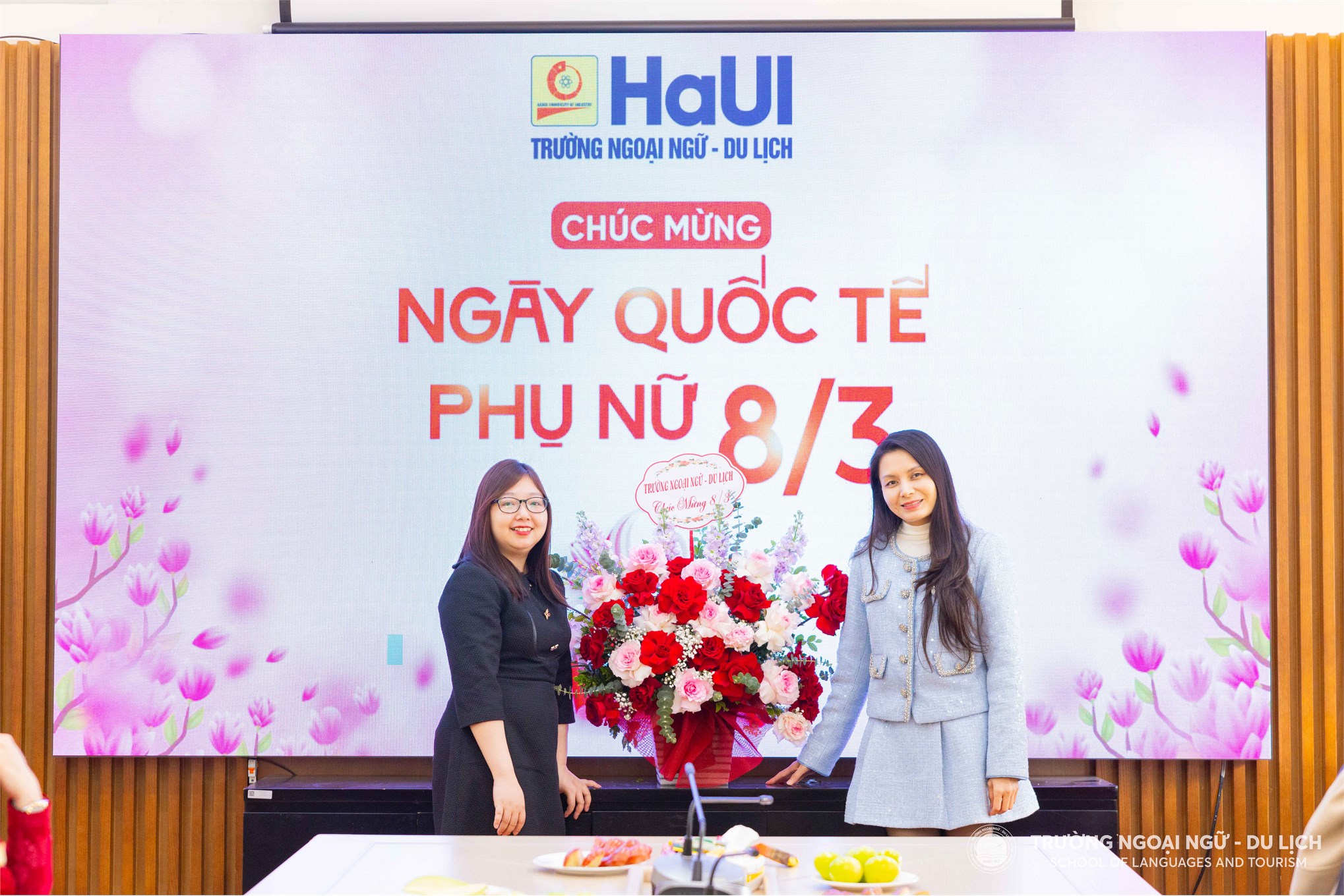 Trường Ngoại ngữ - Du lịch gặp mặt chúc mừng nữ cán bộ, viên chức, người lao động nhân ngày Quốc tế phụ nữ 08/3