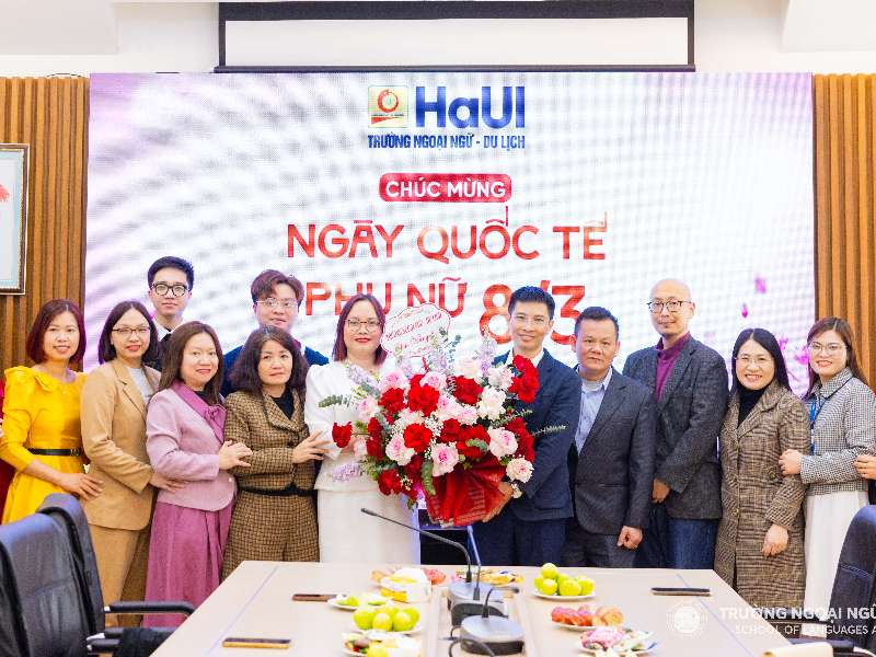Trường Ngoại ngữ - Du lịch gặp mặt chúc mừng nữ cán bộ, viên chức, người lao động nhân ngày Quốc tế phụ nữ 08/3