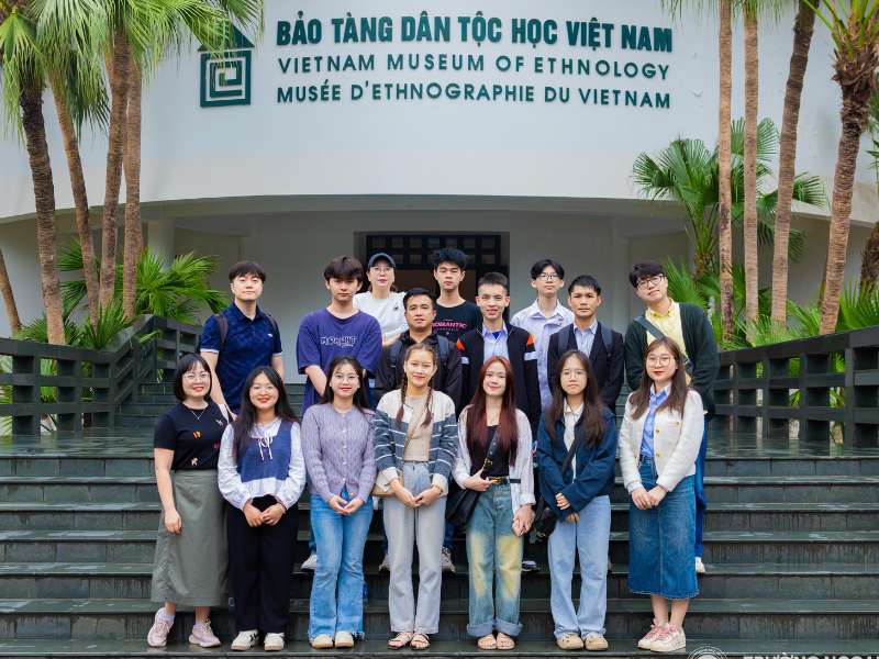 Sinh viên nước ngoài học tập trải nghiệm tại Bảo tàng Dân tộc học Việt Nam