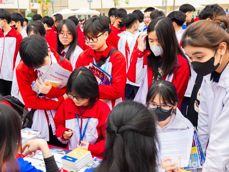 Trường Ngoại ngữ - Du lịch đồng hành cùng học sinh Trường THPT Xuân Phương trên hành trình chọn ngành, chọn nghề