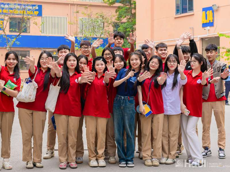 Học sinh THPT Lạc Long Quân thích thú trải nghiệm môi trường học tập tại Trường Ngoại ngữ - Du lịch (HaUI)