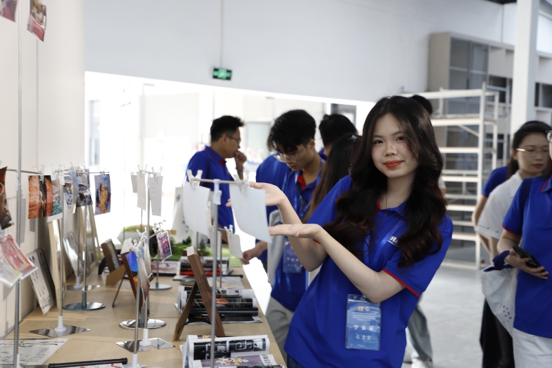 Sinh viên Trường Ngoại ngữ - Du lịch tham gia tham quan trải nghiệm Văn hóa Dân tộc Choang và đổi mới Công nghệ 2025 tại Đại học Nam Ninh, Trung Quốc