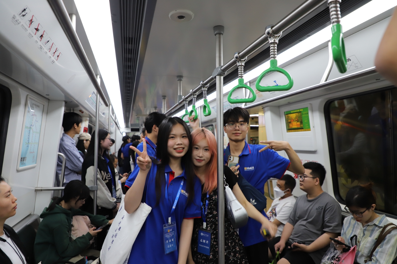 Sinh viên Trường Ngoại ngữ - Du lịch tham gia tham quan trải nghiệm Văn hóa Dân tộc Choang và đổi mới Công nghệ 2025 tại Đại học Nam Ninh, Trung Quốc