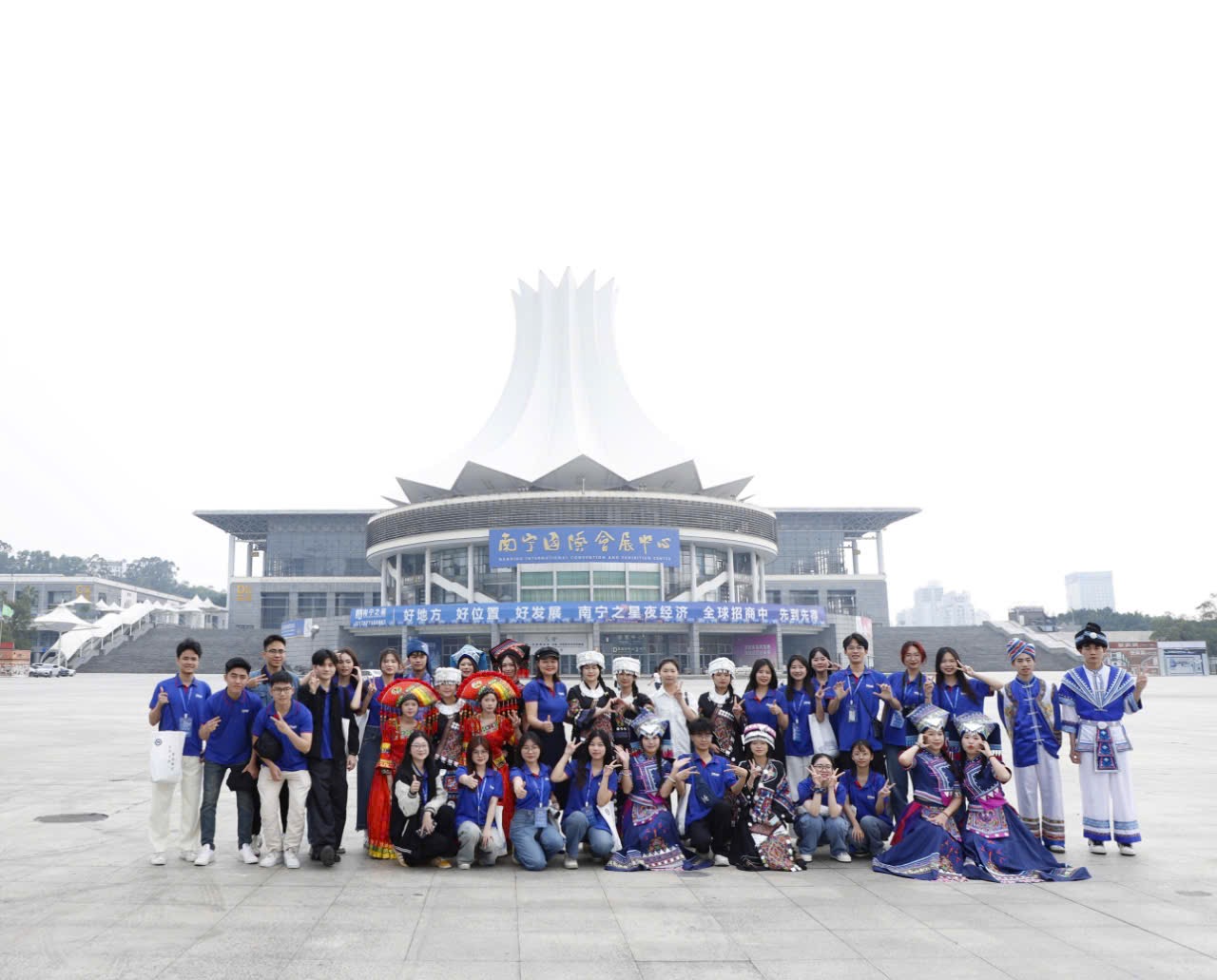 Sinh viên Trường Ngoại ngữ - Du lịch tham gia tham quan trải nghiệm Văn hóa Dân tộc Choang và đổi mới Công nghệ 2025 tại Đại học Nam Ninh, Trung Quốc