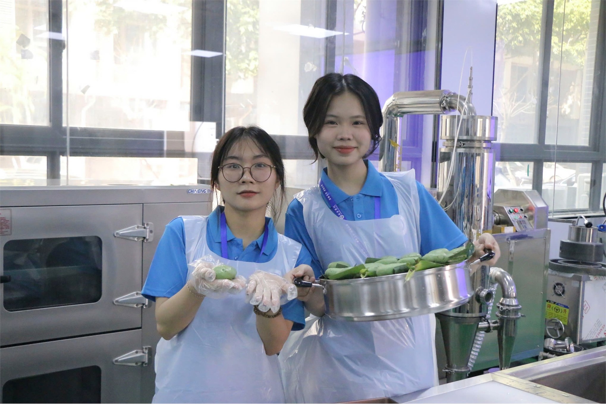 Sinh viên Trường Ngoại ngữ - Du lịch tham gia tham quan trải nghiệm Văn hóa Dân tộc Choang và đổi mới Công nghệ 2025 tại Đại học Nam Ninh, Trung Quốc