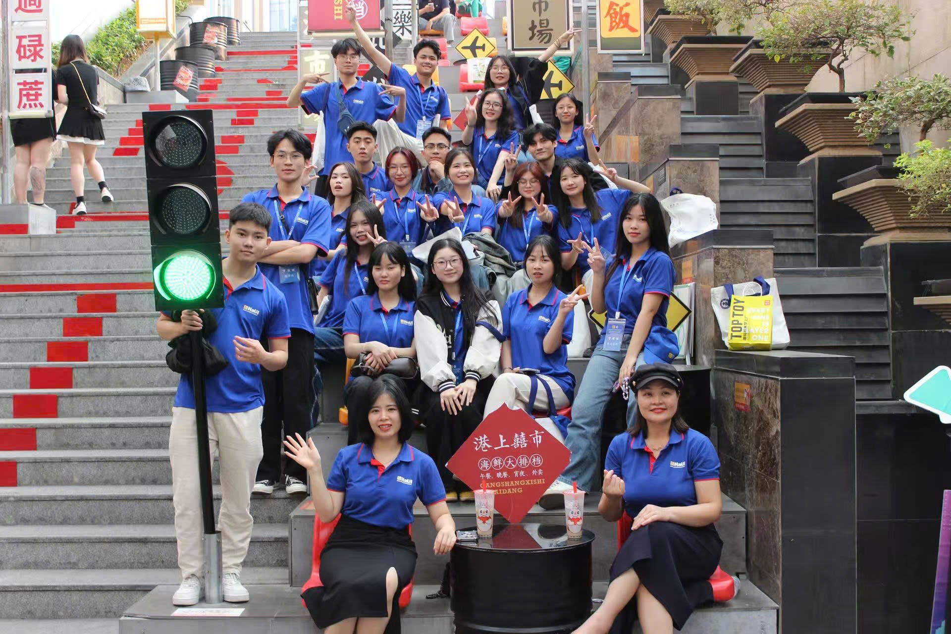 Sinh viên Trường Ngoại ngữ - Du lịch tham gia tham quan trải nghiệm Văn hóa Dân tộc Choang và đổi mới Công nghệ 2025 tại Đại học Nam Ninh, Trung Quốc