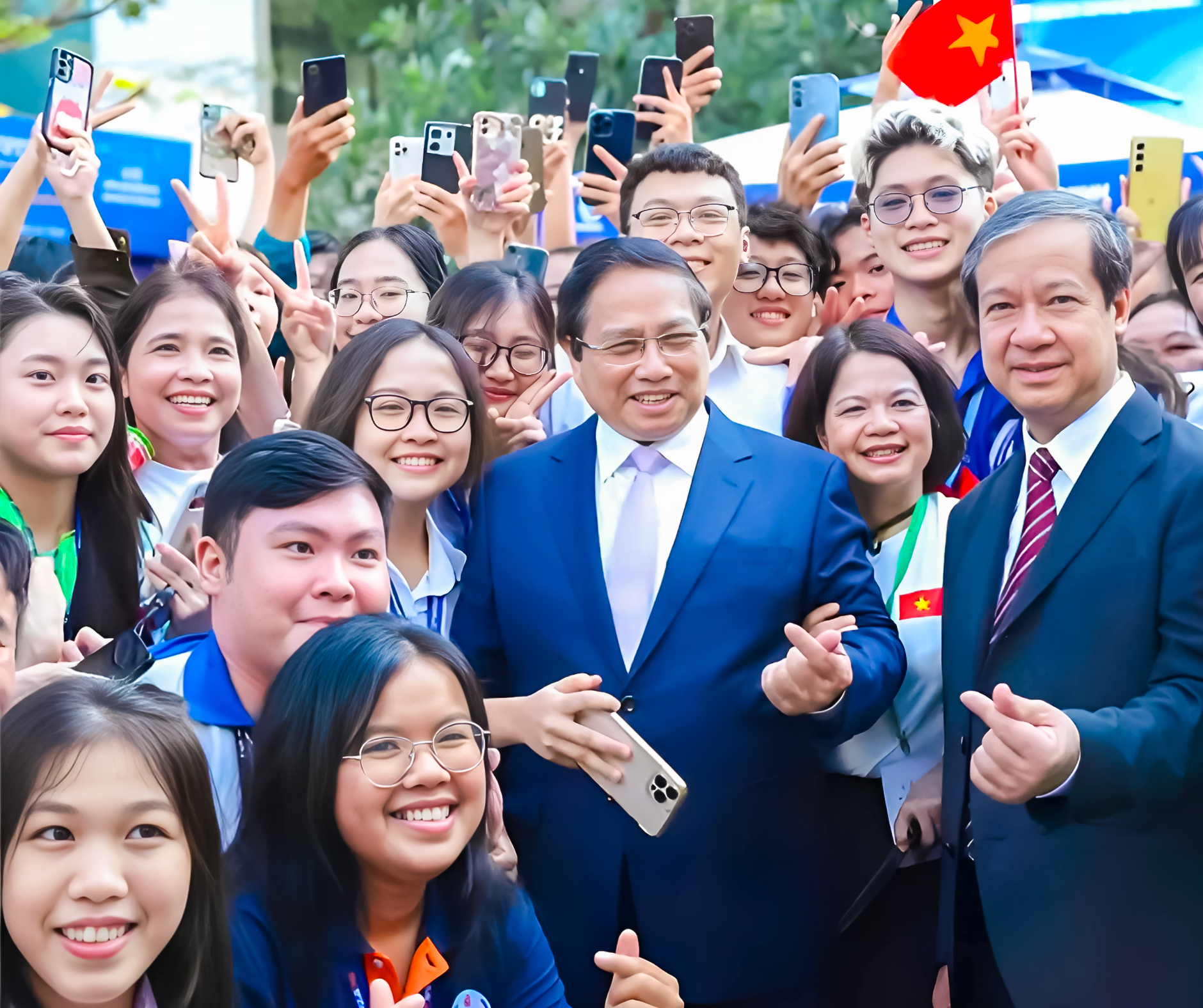 Thủ tướng Phạm Minh Chính với học sinh, sinh viên tham dự Ngày hội Khởi nghiệp quốc gia của học sinh, sinh viên lần thứ VII