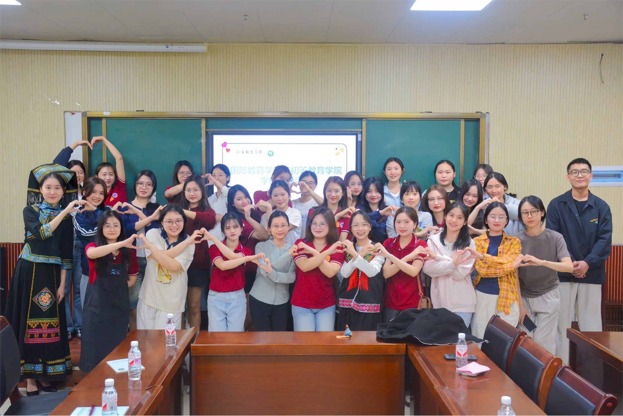 Sinh viên trao đổi ngành Ngôn ngữ Trung Quốc khám phá Học viện Giáo dục Tiểu học Minh Đức