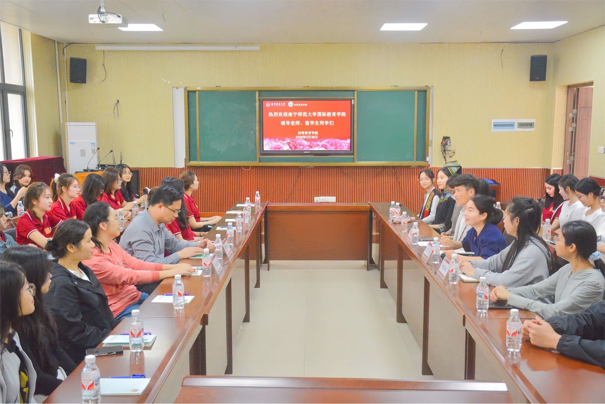 Sinh viên trao đổi ngành Ngôn ngữ Trung Quốc khám phá Học viện Giáo dục Tiểu học Minh Đức