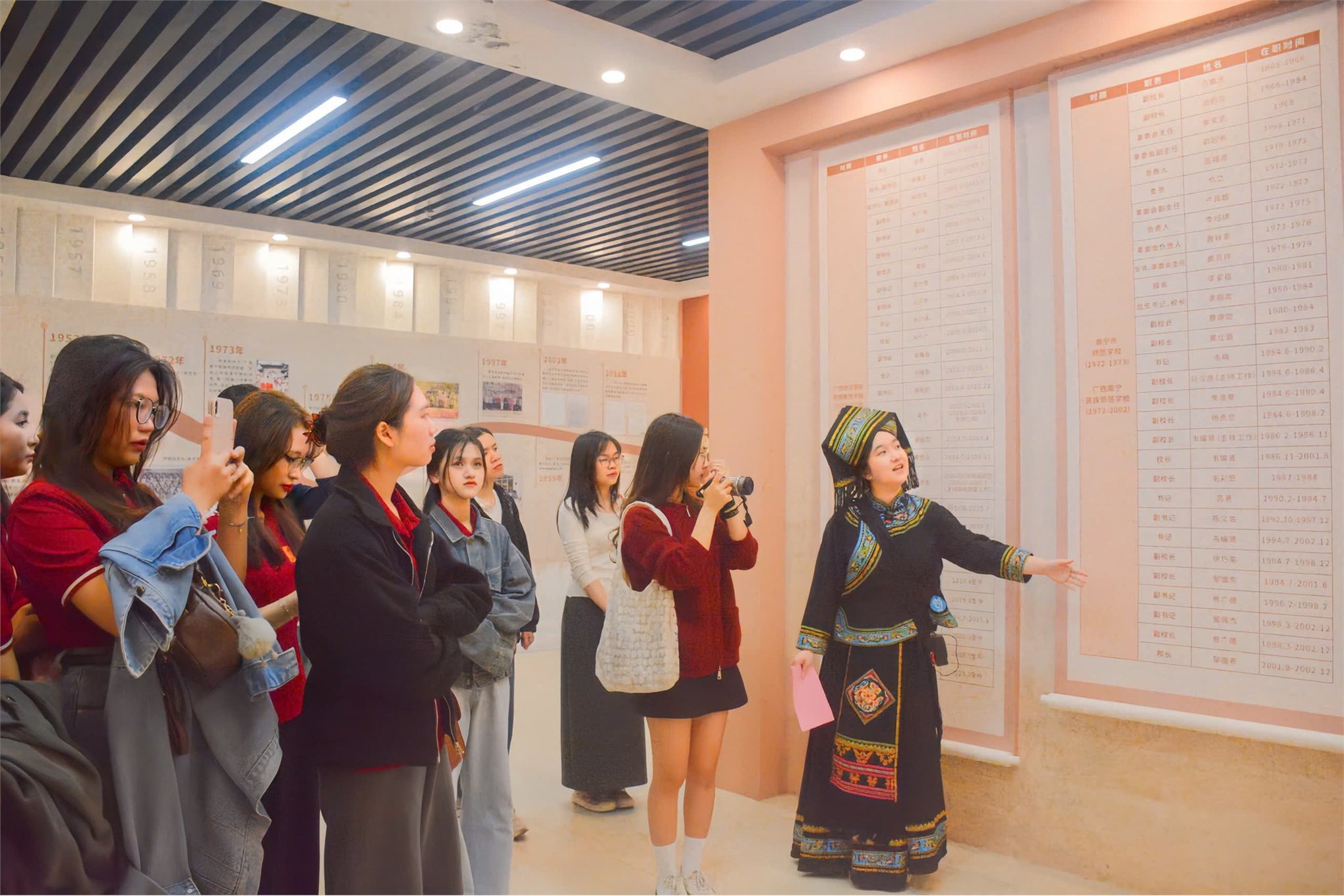 Sinh viên trao đổi ngành Ngôn ngữ Trung Quốc khám phá Học viện Giáo dục Tiểu học Minh Đức