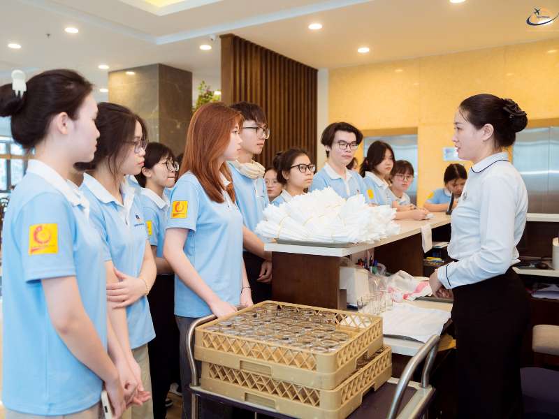 Sinh viên chương trình EMI tham quan thực tế tại Quảng Ninh: Học tập gắn liền với trải nghiệm