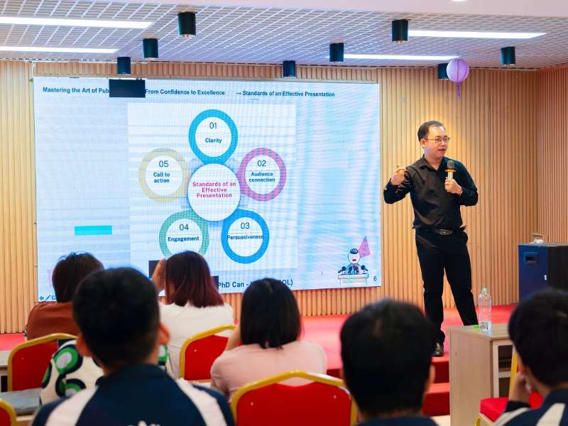 Khoa Ngôn ngữ Anh tổ chức Workshop "Làm chủ nghệ thuật diễn thuyết: từ tự tin đến xuất sắc"