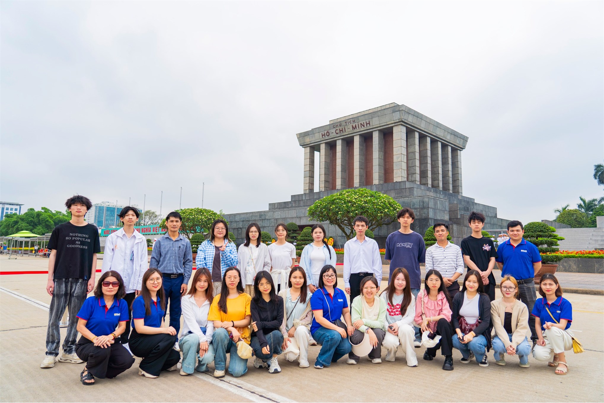 Sinh viên nước ngoài học tiếng Việt tham quan, trải nghiệm tại Khu Di tích Phủ Chủ tịch