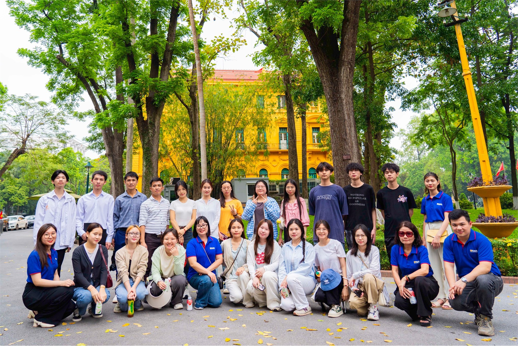 Sinh viên nước ngoài học tiếng Việt tham quan, trải nghiệm tại Khu Di tích Phủ Chủ tịch