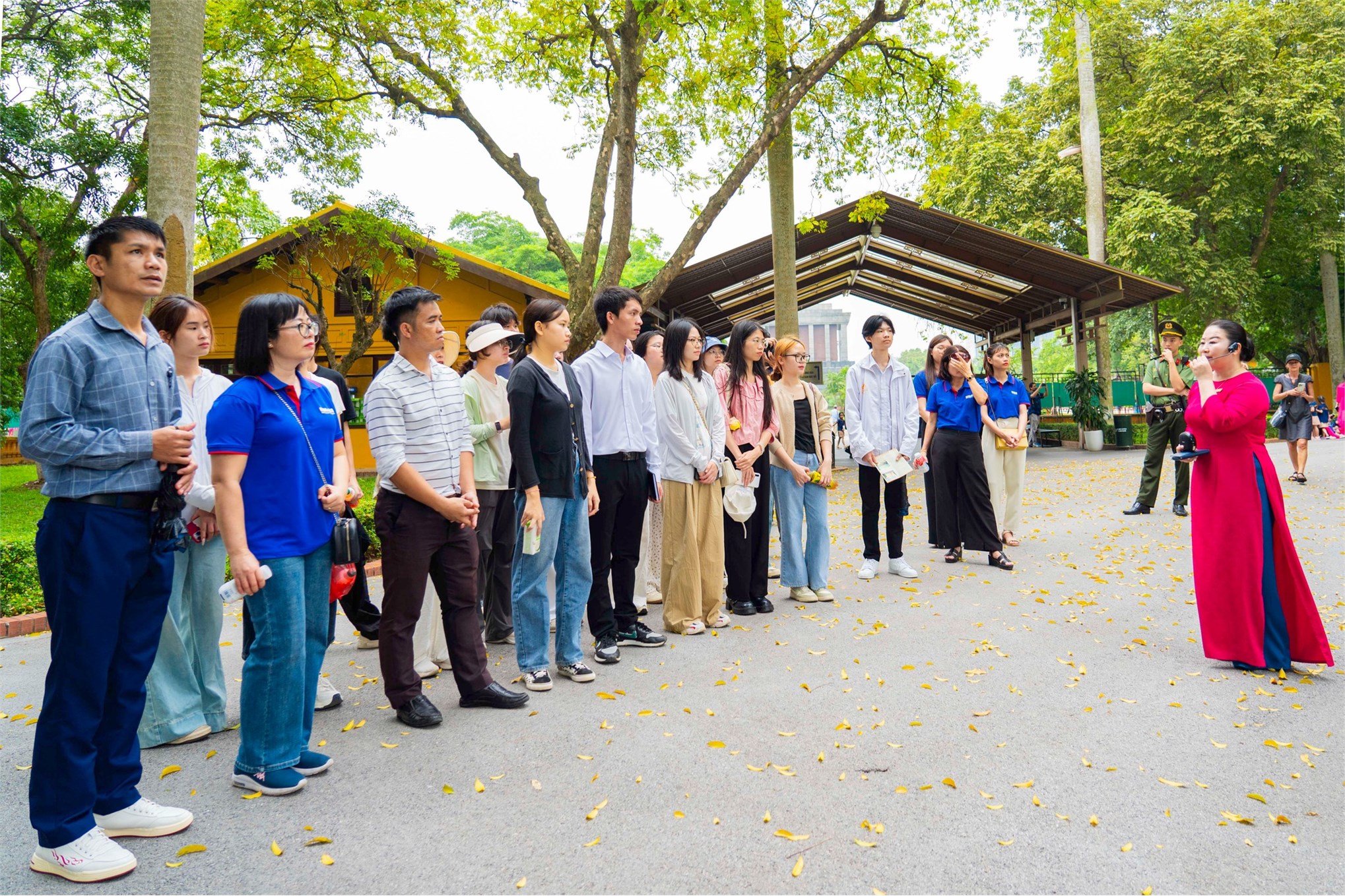 Sinh viên nước ngoài học tiếng Việt tham quan, trải nghiệm tại Khu Di tích Phủ Chủ tịch