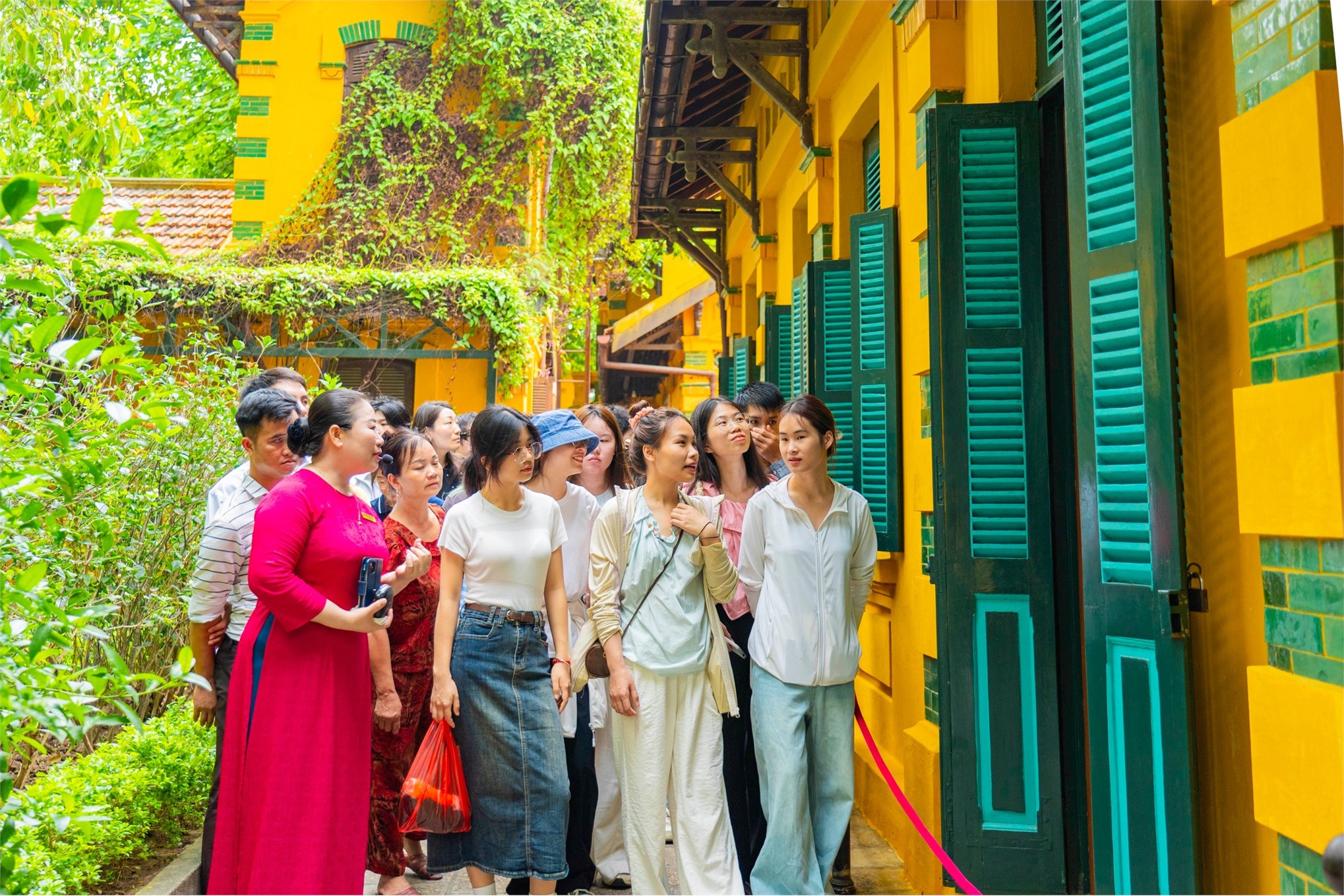 Sinh viên nước ngoài học tiếng Việt tham quan, trải nghiệm tại Khu Di tích Phủ Chủ tịch