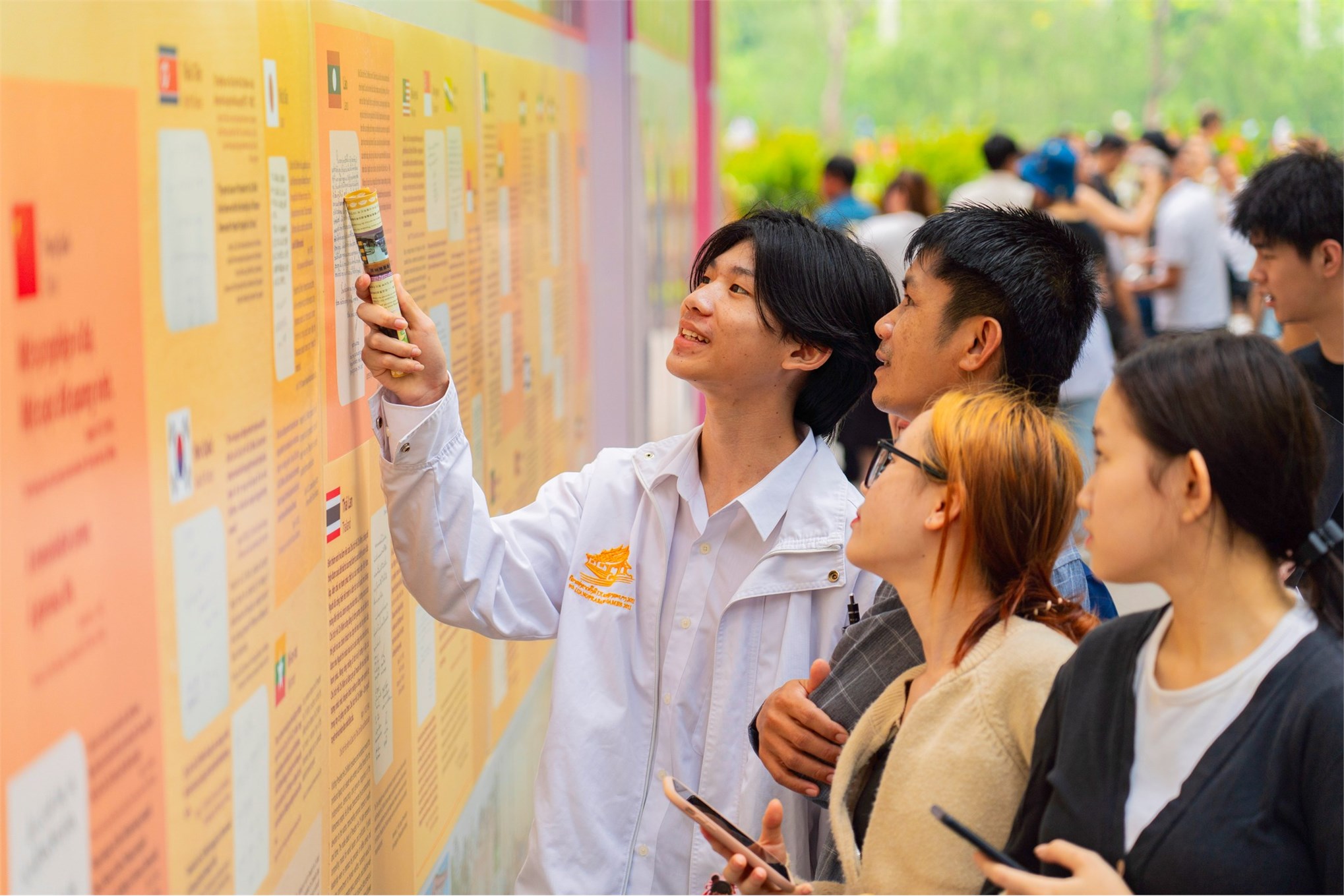 Sinh viên nước ngoài học tiếng Việt tham quan, trải nghiệm tại Khu Di tích Phủ Chủ tịch