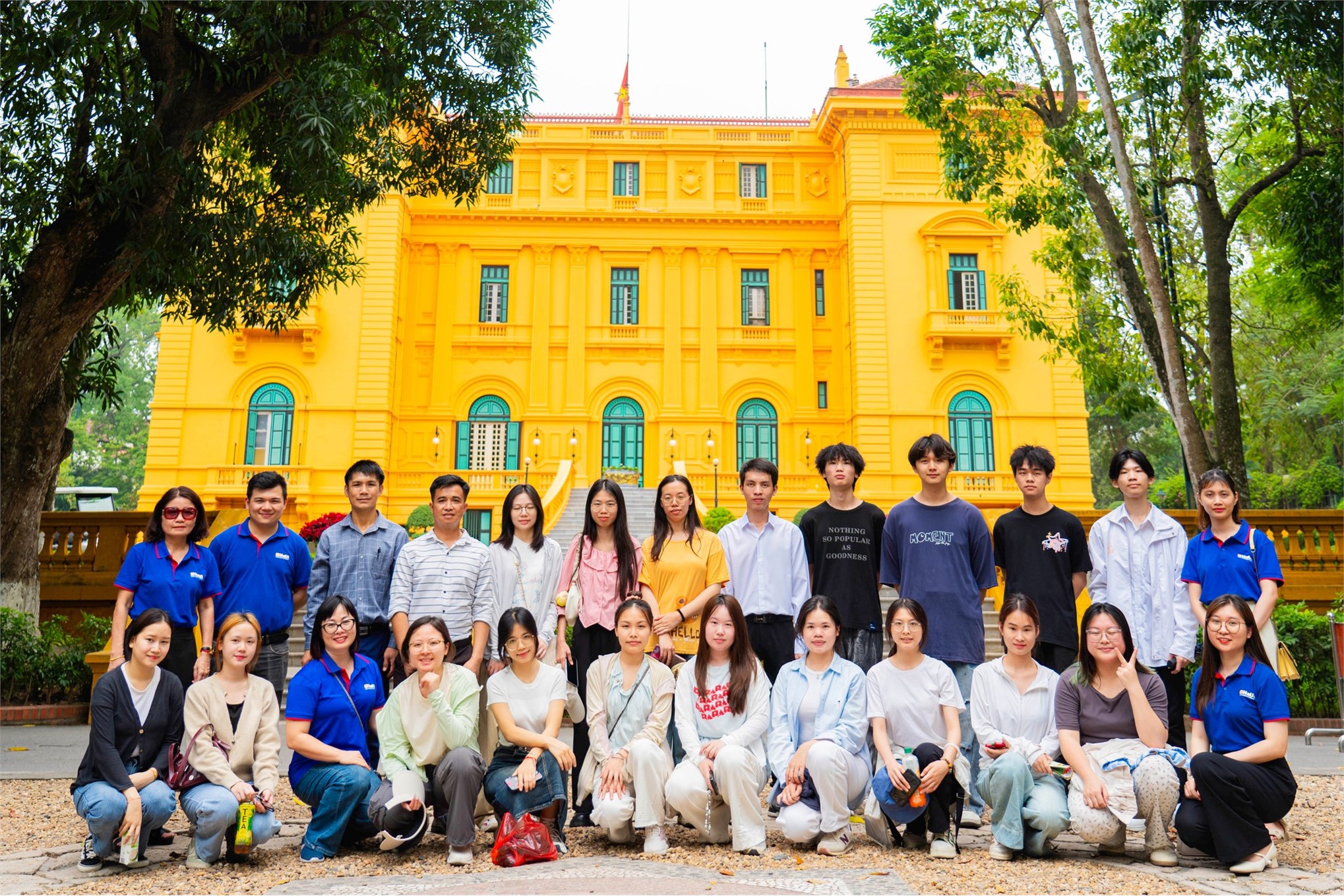 Sinh viên nước ngoài học tiếng Việt tham quan, trải nghiệm tại Khu Di tích Phủ Chủ tịch