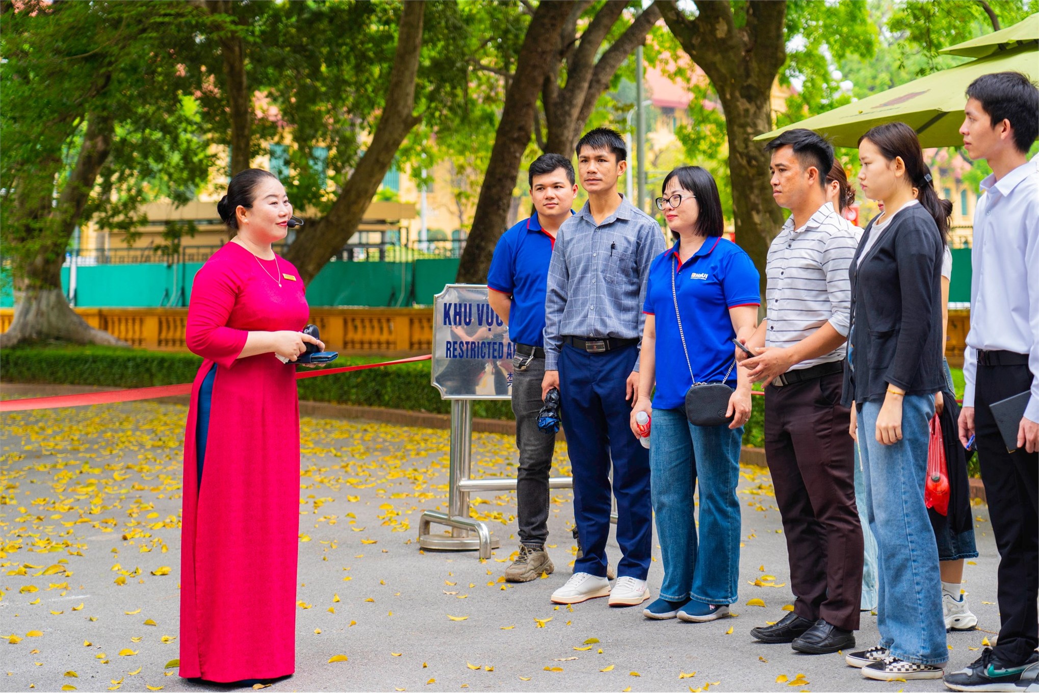 Sinh viên nước ngoài học tiếng Việt tham quan, trải nghiệm tại Khu Di tích Phủ Chủ tịch