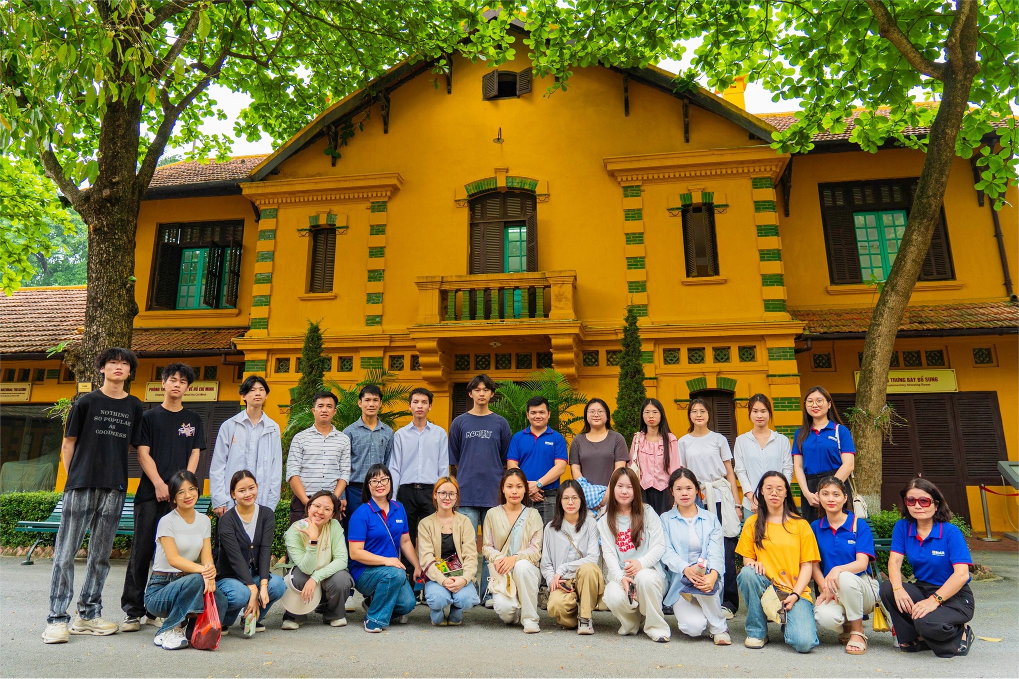Sinh viên nước ngoài học tiếng Việt tham quan, trải nghiệm tại Khu Di tích Phủ Chủ tịch