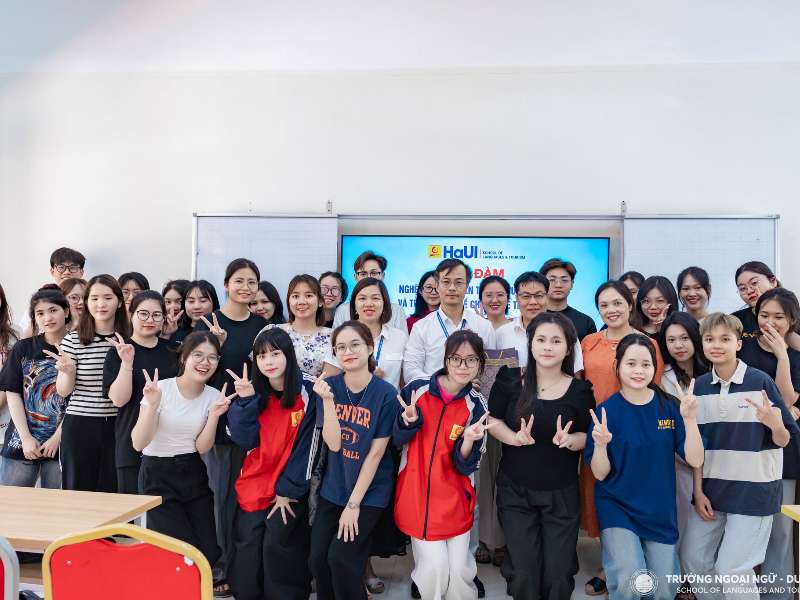Sinh viên quốc tế và sinh viên ngành Trung Quốc học khám phá chiều sâu văn hóa Trung Hoa qua nghệ thuật thư pháp và trà đạo