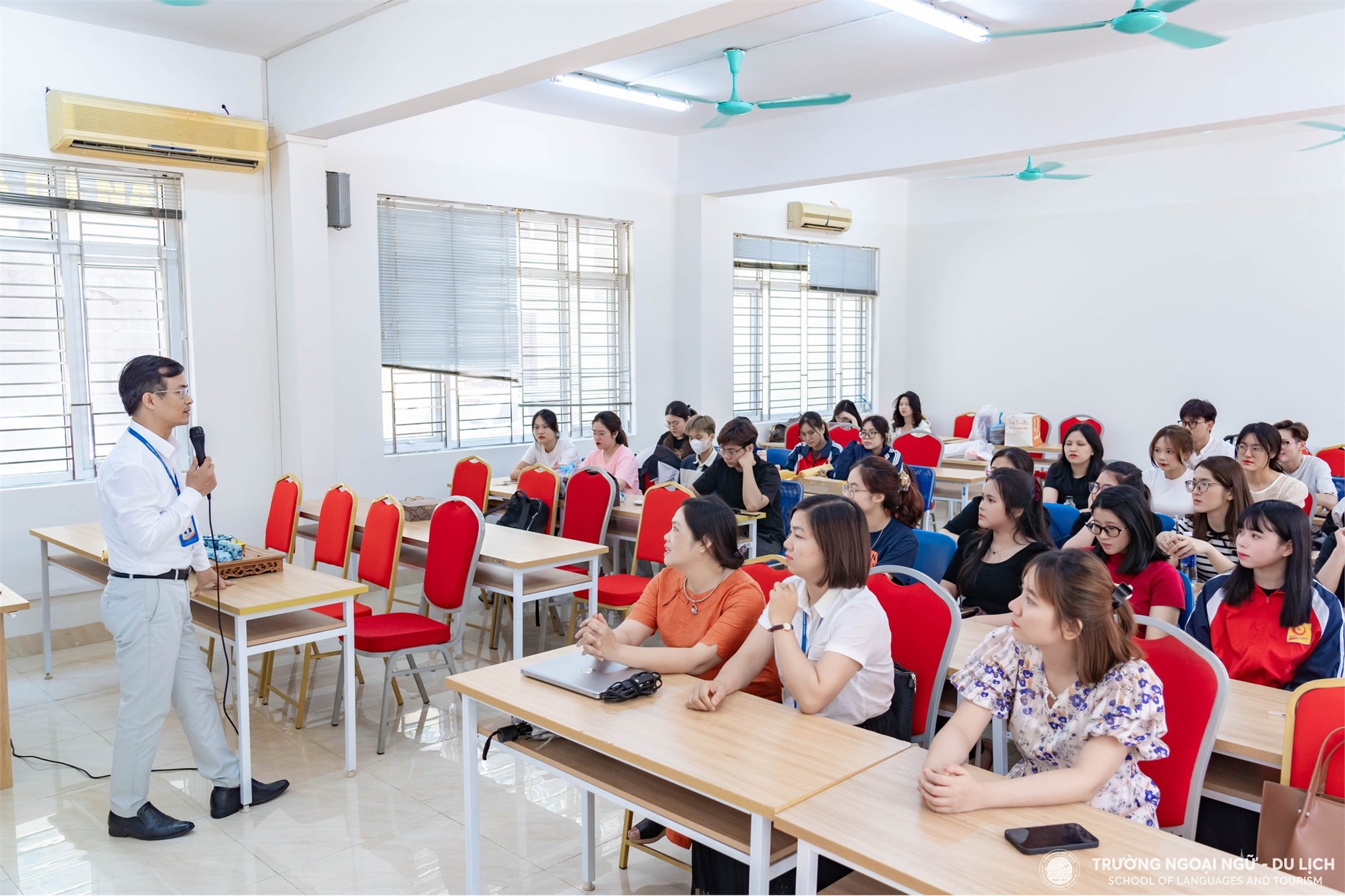 Sinh viên Khoa Ngôn ngữ Trung Quốc khám phá chiều sâu văn hóa Trung Hoa qua nghệ thuật thư pháp và trà đạo