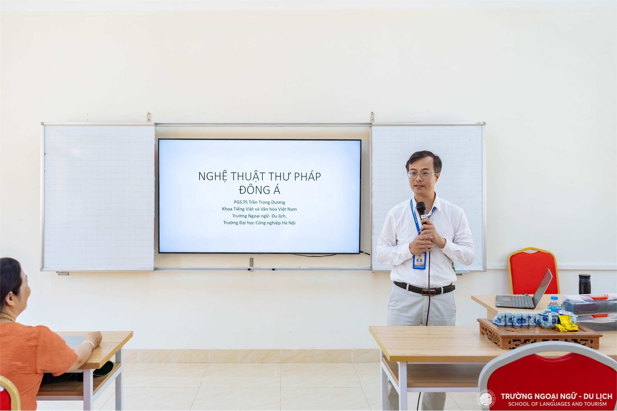 Sinh viên Khoa Ngôn ngữ Trung Quốc khám phá chiều sâu văn hóa Trung Hoa qua nghệ thuật thư pháp và trà đạo