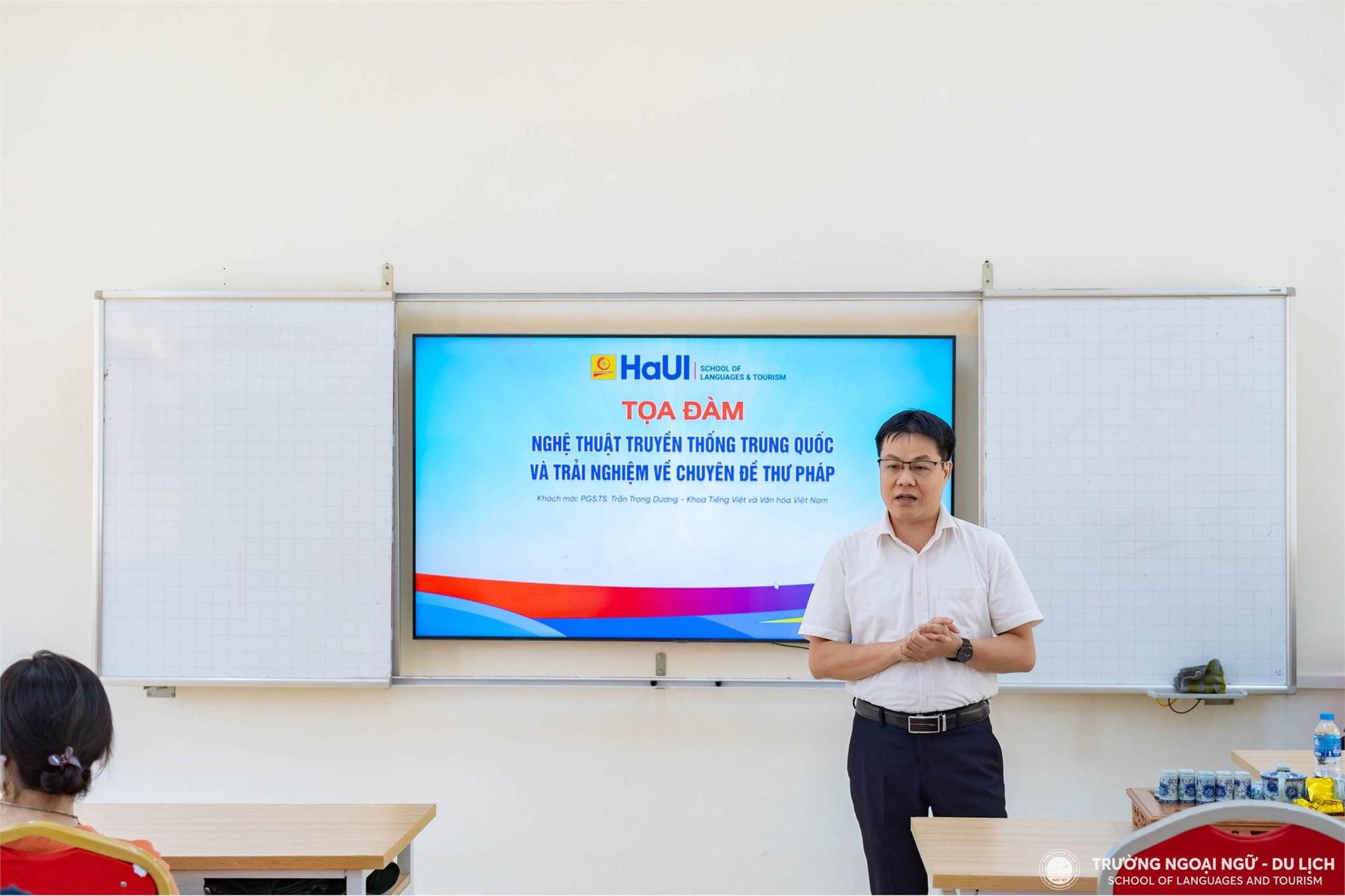 Sinh viên Khoa Ngôn ngữ Trung Quốc khám phá chiều sâu văn hóa Trung Hoa qua nghệ thuật thư pháp và trà đạo