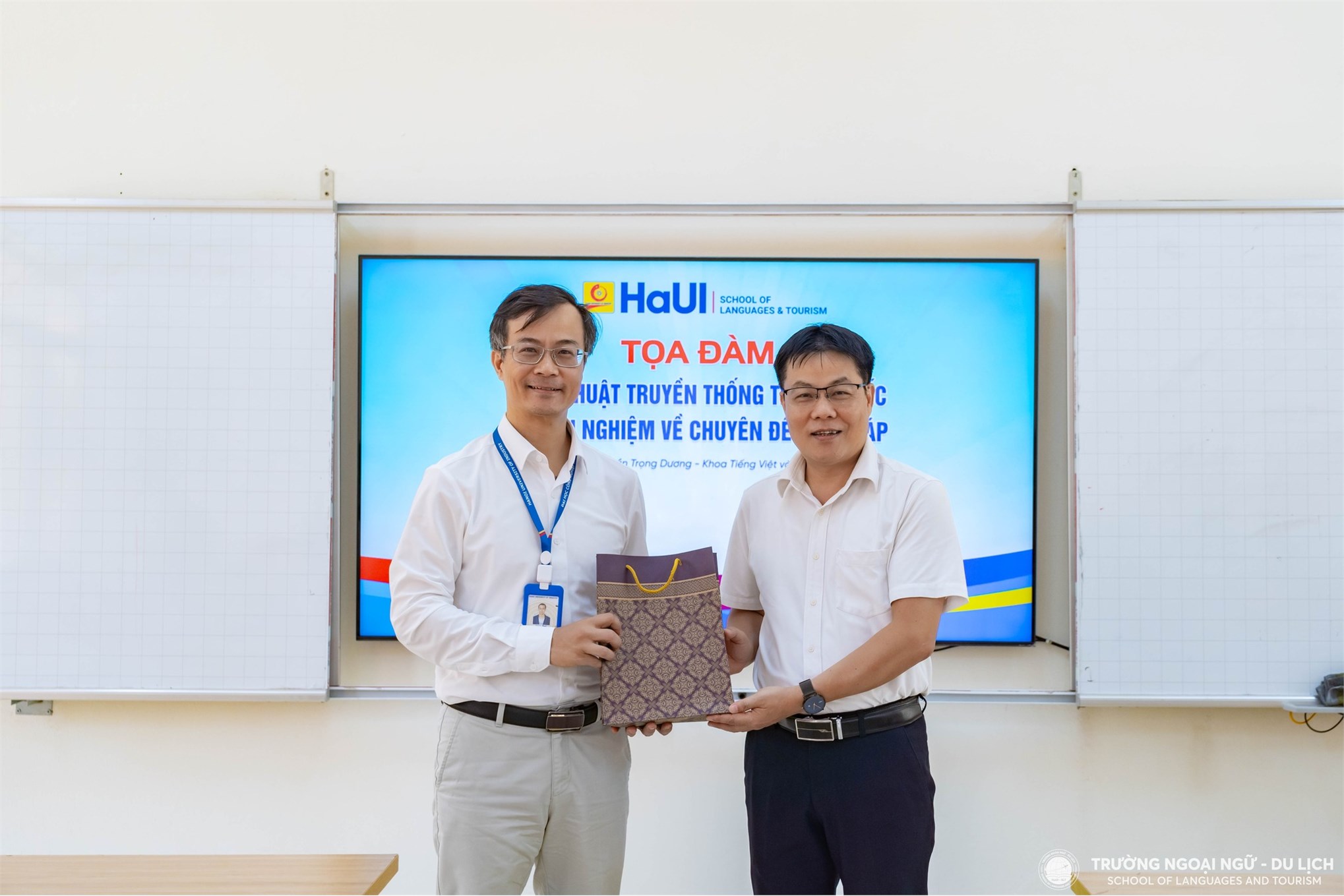 Sinh viên Khoa Ngôn ngữ Trung Quốc khám phá chiều sâu văn hóa Trung Hoa qua nghệ thuật thư pháp và trà đạo