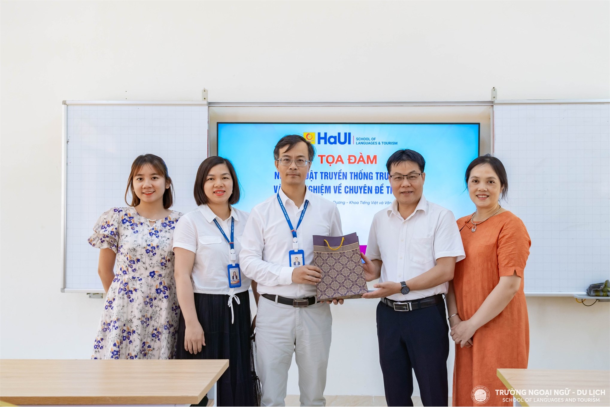 Sinh viên Khoa Ngôn ngữ Trung Quốc khám phá chiều sâu văn hóa Trung Hoa qua nghệ thuật thư pháp và trà đạo